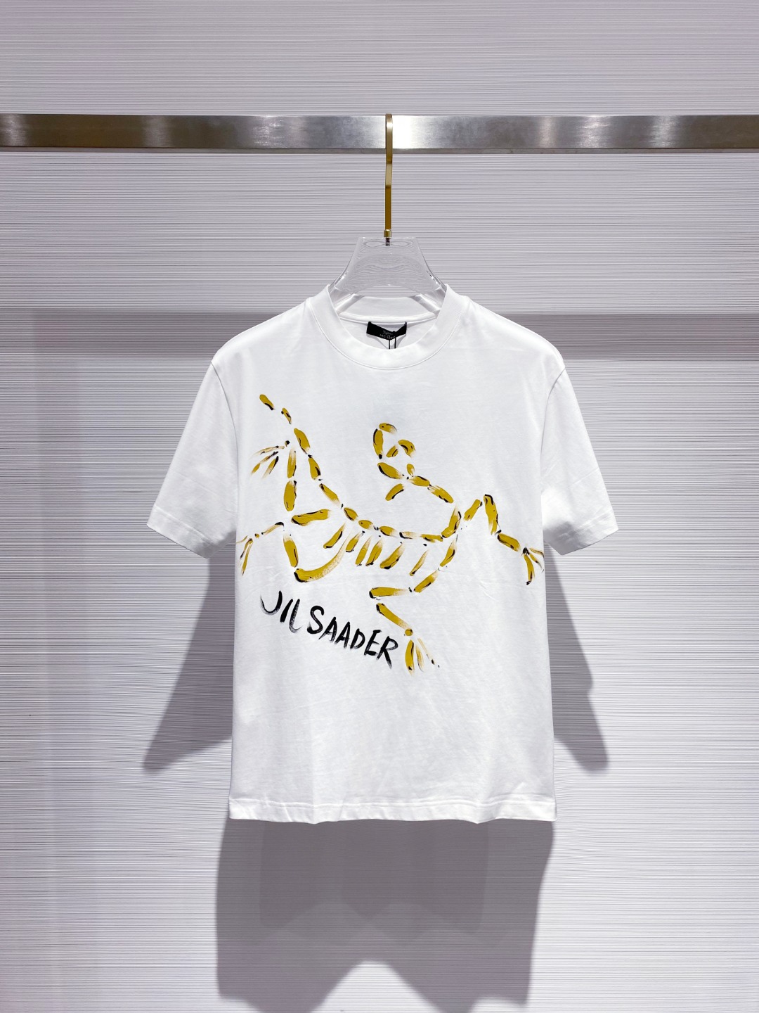 NO:479085,Archaeoptera bird 2025ss Spring and Summer New Cotton Round Neck Short Sleeve T-shirt Hand-painted Graffiti craftsmanship Top mercerized cotton fabric customization Standard style Black White Two colors Men and women Same model S M L XL XXL,arc'teryx,T-shirt,tees,t-shirt,alexander wang19860909始祖鸟 2025ss春夏新款棉质圆领短袖T恤 胸前手绘涂鸦工艺 顶级丝光棉面料定制 标准版型 黑 白 两色 男女同款 码数S M L XL XXL,arc'teryx,T-shirt,tees，t-shirt,alexander wang,Men's clothing