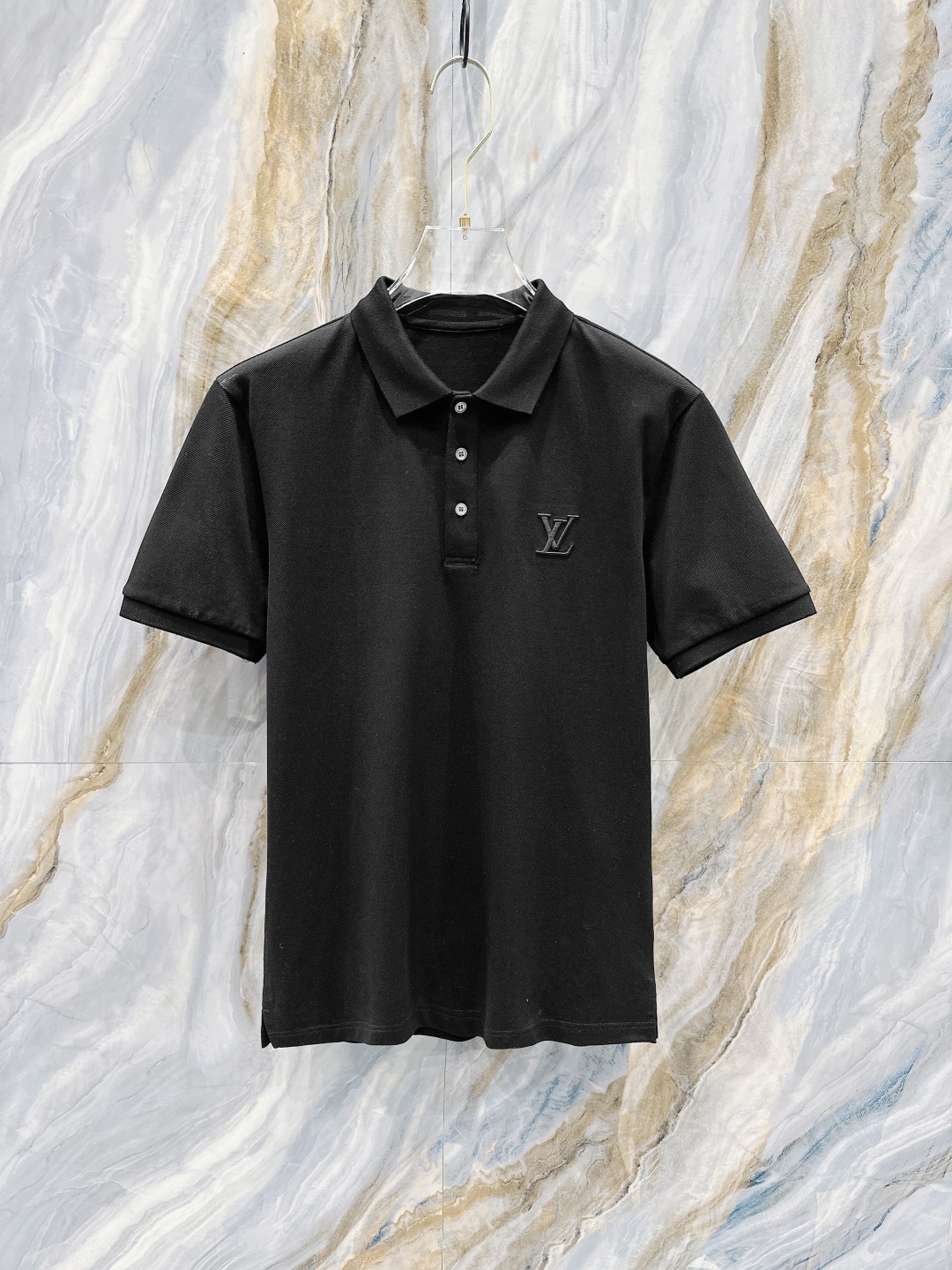 NO:124602,LV 2025 spring and summer new polo collar short-sleeved series. Selected top-grade mercerized bead floor cotton fabrics, complete with three specifications!  Fashionable brand elements logo design, the upper body style is excellent, the fabric is delicate, comfortable and breathable, and it is super good-looking and must-have for fashionable men!  Size M-3XL, louis vuitton, T-shirt, alexander wang19860909LV 2025春夏新款polo领短袖系列.精选顶级丝光珠地棉面料,三标齐全！时尚大牌元素logo工艺设计,上身版型超赞,面料细腻舒适透气,随意搭配都超级好看时尚型男必备款哦！尺码M-3XL,,louis vuitton,T-shirt,alexander wang,Men's clothing