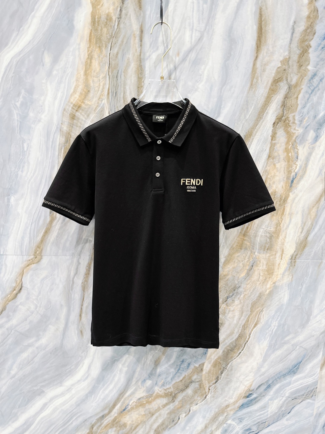 NO:124605,The new polo collar short-sleeved series of 2025 spring and summer. Selected top-grade mercerized bead floor cotton fabrics, complete with three specifications!  Fashionable brand elements logo design, the upper body style is excellent, the fabric is delicate, comfortable and breathable, and it is super good-looking and must-have for fashionable men!  Size M-3XL, Moncler, T-shirt, alexander wang19860909蒙口 2025春夏新款polo领短袖系列.精选顶级丝光珠地棉面料,三标齐全！时尚大牌元素logo工艺设计,上身版型超赞,面料细腻舒适透气,随意搭配都超级好看时尚型男必备款哦！尺码M-3XL,,Moncler,T-shirt,alexander wang,Men's clothing