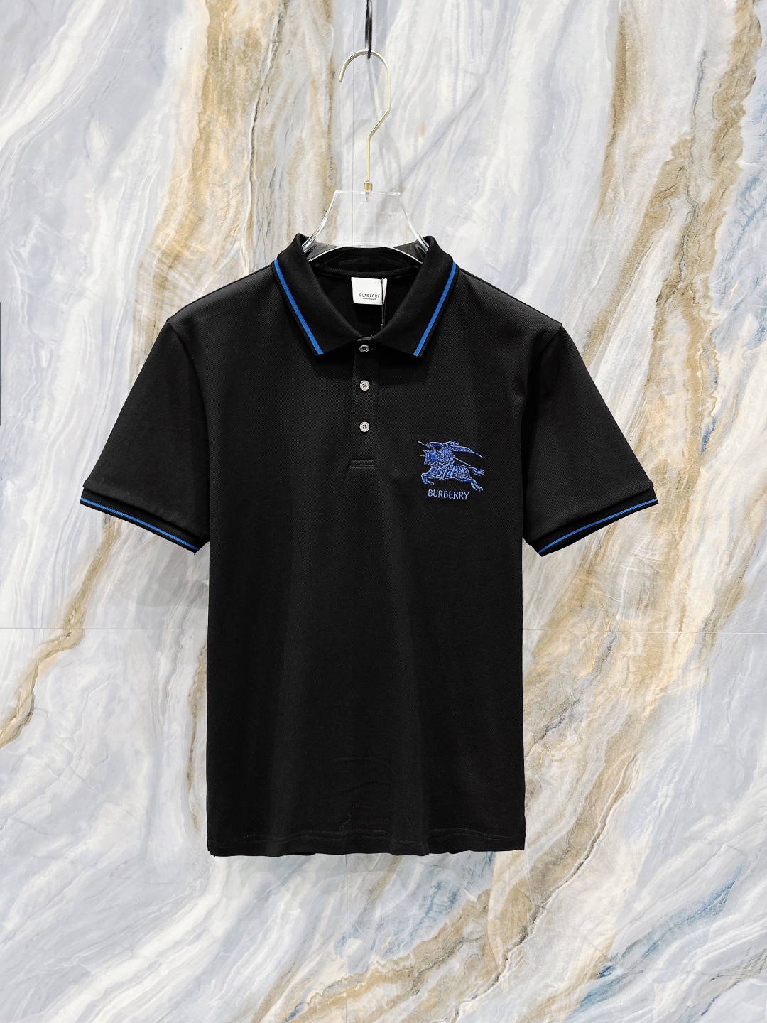 NO:124608,Burberry's new spring and summer 2025 polo collar short-sleeved series. Selected top-grade mercerized bead floor cotton fabrics, complete with three standards!  Fashionable brand elements logo design, the upper body style is excellent, the fabric is delicate, comfortable and breathable, and it is super good-looking and must-have for fashionable men!  Size M-3XL, Burberry, T-shirt, alexander wang19860909巴宝莉 2025春夏新款polo领短袖系列.精选顶级丝光珠地棉面料,三标齐全！时尚大牌元素logo工艺设计,上身版型超赞,面料细腻舒适透气,随意搭配都超级好看时尚型男必备款哦！尺码M-3XL,,burberry,T-shirt,alexander wang,Men's clothing