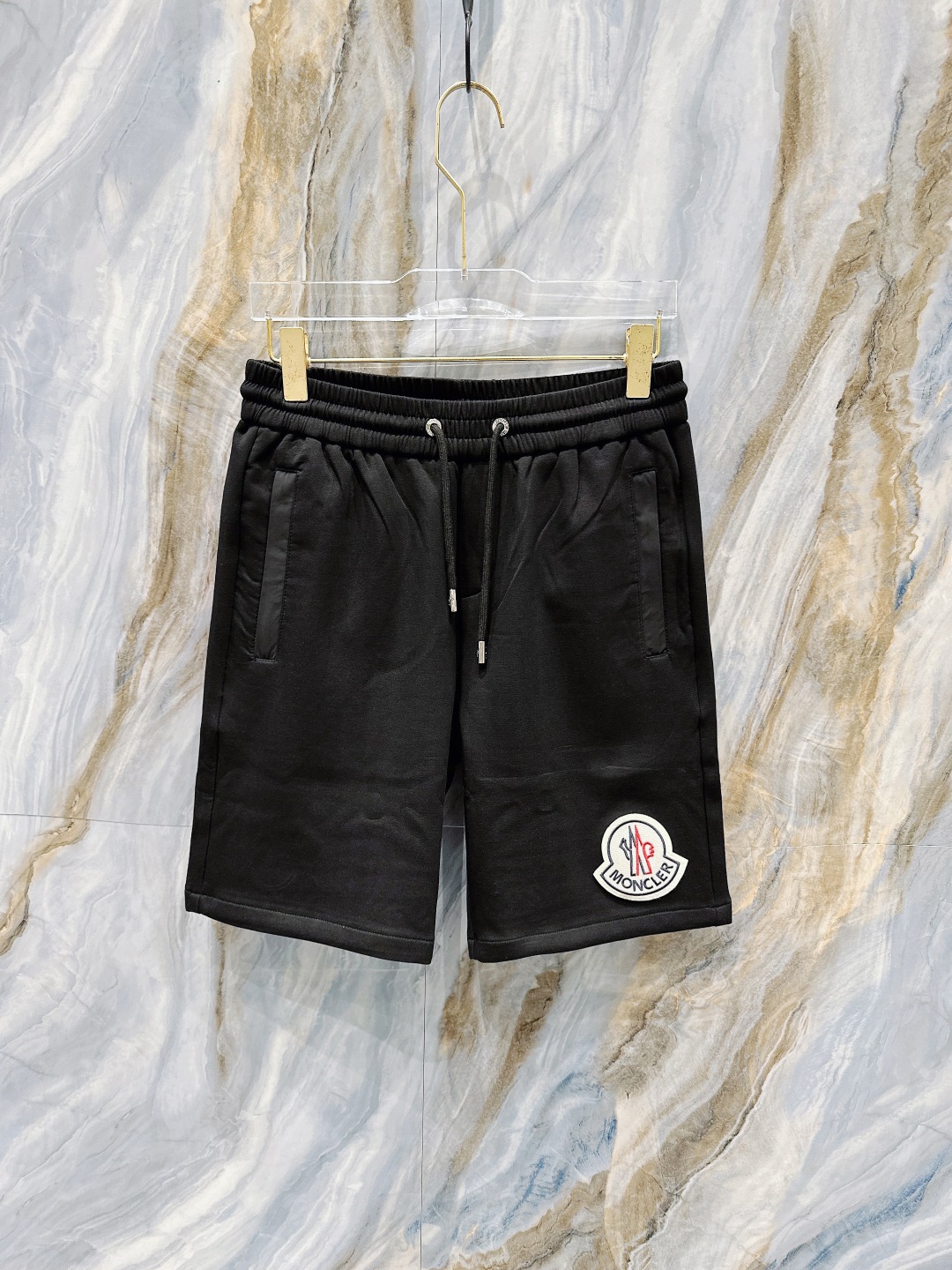 NO:125365,The 25SS summer new casual style is very comfortable to wear, low-key and luxurious, very classy when worn, and there is no need to say much about the trouser style and cutting. The upper body is exquisite and vivid, high-end and top-quality materials. It is truly palace-level. It is excellent in quality and the fabric is very soft!  Not picky about people, absolutely stylish and extremely luxurious. M-3XL, Moncler, alexander wang19860909蒙口 25SS夏季新款休闲 身穿着非常舒适 低调不失奢华 穿出去非常有档次 裤型款式和裁剪亦无需多言 上身精致跃然高档一等一顶级质料 真正殿堂级的 品质卓然,面料很柔软！不挑人 身绝对的有型 极度奢华. 码数M-3XL,,Moncler,alexander wang,Men's clothing