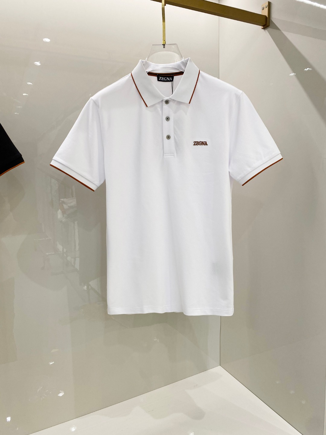 NO:133643,Jenya ss summer new logo men's lapel Polo shirt!  Classic business men's style, high-end men's style at the ceiling level of business men's style!  Simple, fashionable and elegant, single-wearing inner wear is decent, quality control/detail control takes away, low-key, luxurious and connotative!  Customer-supplied fixed mesh flooring cotton cloth is carefully made, the surface of the fabric is evenly arranged and neatly arranged, with excellent breathability and heat dissipation and sweat resistance, and the comfort level of the upper body is completely better than that of ordinary single-sided sweat cloth tissue!  The classic brand LOGO logo on the chest is created with top-level craftsmanship. The LOGO has three-dimensional, clear and full texture, and is an extraordinary product in the classic field whether it is inner wear or single wear!  The exquisite cutting process, the processing of every detail is very standard and delicate, and it is comparable to that of ordinary LOW products on the market. Men must enter the basic versatile Polo shirts!  Size M-3XL Data reference M: bust 104cm-shoulder width 45cm-coat length 69cm-sleeve length 21cm L: bust 108cm-shoulder width 46cm-coat length 70cm-sleeve length 22cm XL: bust 112cm-shoulder width 47cm-coat length 71cm-sleeve length 23cm XXL: bust 116cm-shoulder width 48cm-coat length 72cm-sleeve length 24cm 3XL: bust 120cm-shoulder width 49cm-coat length 73cm-sleeve length 24cm, zegna, alexander wang19860909杰尼亚 ss夏季新款 logo男士翻领Polo衫！经典商务男款,高端男装的天花板级别的商务男款！简约时尚大气不失优雅,单穿内搭体面过人,品质控/细节控的闭眼带走,低调又奢华有内涵！ 客供定织网眼珠地棉布精心制成,面料表面排列均匀整齐的网眼纹理,透气性和散热排汗性极佳,上身舒适程度完全优于普通单面汗布组织！胸前经典的品牌LOGO标识,采用顶级工艺打造,LOGO立体清晰饱满,质感非凡的特质,无论是内搭还是单穿都是一款经典领域的产品！精妙绝伦的裁剪工艺,每一个细节处理的非常标准细腻,非市面一般LOW货可以媲美的,男士必入基础百搭款Polo衫推荐！ 尺码M-3XL 数据参考 M码:胸围104cm-肩宽45cm-衣长69cm-袖长21cm L码:胸围108cm-肩宽46cm-衣长70cm-袖长22cm XL码:胸围112cm-肩宽47cm-衣长71cm-袖长23cm XXL码:胸围116cm-肩宽48cm-衣长72cm-袖长24cm 3XL码:胸围120cm-肩宽49cm-衣长73cm-袖长24cm,,zegna,alexander wang,Men's clothing