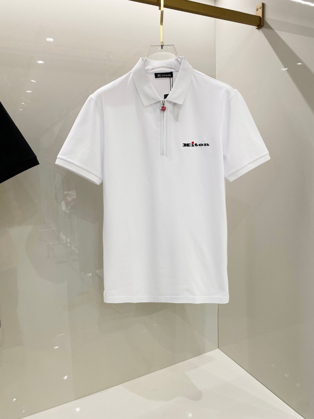 NO:133626,Kiton ss summer new logo men's lapel Polo shirt!  Classic business men's style, high-end men's style at the ceiling level of business men's style!  Simple, fashionable and elegant, single-wearing inner wear is decent, quality control/detail control takes away, low-key, luxurious and connotative!  Customer-supplied fixed mesh flooring cotton cloth is carefully made, the surface of the fabric is evenly arranged and neatly arranged, with excellent breathability and heat dissipation and sweat resistance, and the comfort level of the upper body is completely better than that of ordinary single-sided sweat cloth tissue!  The classic brand LOGO logo on the chest is created with top-level craftsmanship. The LOGO has three-dimensional, clear and full texture, and is an extraordinary product in the classic field whether it is inner wear or single wear!  The exquisite cutting process, the processing of every detail is very standard and delicate, and it is comparable to that of ordinary LOW products on the market. Men must enter the basic versatile Polo shirts!  Size M-3XL Data reference M: bust 104cm-shoulder width 45cm-length 69cm-sleeve length 21cm L: bust 108cm-shoulder width 46cm-length 70cm-sleeve length 22cm XL: bust 112cm-shoulder width 47cm-length 71cm-sleeve length 23cm XXL: bust 116cm-shoulder width 48cm-sleeve length 72cm-sleeve length 24cm 3XL: bust 120cm-shoulder width 49cm-sleeve length 73cm-sleeve length 24cm, alexander wang19860909kiton ss夏季新款 logo男士翻领Polo衫！经典商务男款,高端男装的天花板级别的商务男款！简约时尚大气不失优雅,单穿内搭体面过人,品质控/细节控的闭眼带走,低调又奢华有内涵！ 客供定织网眼珠地棉布精心制成,面料表面排列均匀整齐的网眼纹理,透气性和散热排汗性极佳,上身舒适程度完全优于普通单面汗布组织！胸前经典的品牌LOGO标识,采用顶级工艺打造,LOGO立体清晰饱满,质感非凡的特质,无论是内搭还是单穿都是一款经典领域的产品！精妙绝伦的裁剪工艺,每一个细节处理的非常标准细腻,非市面一般LOW货可以媲美的,男士必入基础百搭款Polo衫推荐！ 尺码M-3XL 数据参考 M码:胸围104cm-肩宽45cm-衣长69cm-袖长21cm L码:胸围108cm-肩宽46cm-衣长70cm-袖长22cm XL码:胸围112cm-肩宽47cm-衣长71cm-袖长23cm XXL码:胸围116cm-肩宽48cm-衣长72cm-袖长24cm 3XL码:胸围120cm-肩宽49cm-衣长73cm-袖长24cm,,alexander wang,Men's clothing