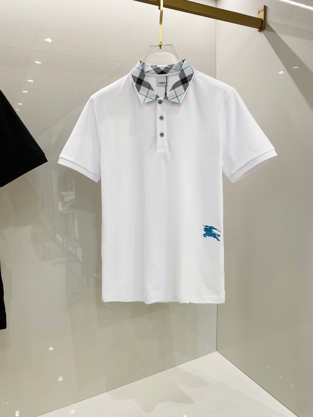 NO:133628,Burberry ss summer new logo men's lapel Polo shirt!  Classic business men's style, high-end men's style at the ceiling level of business men's style!  Simple, fashionable and elegant, single-wearing inner wear is decent, quality control/detail control takes away, low-key, luxurious and connotative!  Customer-supplied fixed mesh flooring cotton cloth is carefully made, the surface of the fabric is evenly arranged and neatly arranged, with excellent breathability and heat dissipation and sweat resistance, and the comfort level of the upper body is completely better than that of ordinary single-sided sweat cloth tissue!  The classic brand LOGO logo on the chest is created with top-level craftsmanship. The LOGO has three-dimensional, clear and full texture, and is an extraordinary product in the classic field whether it is inner wear or single wear!  The exquisite cutting process, the processing of every detail is very standard and delicate, and it is comparable to that of ordinary LOW products on the market. Men must enter the basic versatile Polo shirts!  Size M-3XL Data reference M: bust 104cm-shoulder width 45cm-length 69cm-sleeve length 21cm L: bust 108cm-shoulder width 46cm-length 70cm-sleeve length 22cm XL: bust 112cm-shoulder width 47cm-length 71cm-sleeve length 23cm XXL: bust 116cm-shoulder width 48cm-sleeve length 72cm-sleeve length 24cm 3XL: bust 120cm-shoulder width 49cm-sleeve length 73cm-sleeve length 24cm, burberry, alexander wang19860909巴宝莉 ss夏季新款 logo男士翻领Polo衫！经典商务男款,高端男装的天花板级别的商务男款！简约时尚大气不失优雅,单穿内搭体面过人,品质控/细节控的闭眼带走,低调又奢华有内涵！ 客供定织网眼珠地棉布精心制成,面料表面排列均匀整齐的网眼纹理,透气性和散热排汗性极佳,上身舒适程度完全优于普通单面汗布组织！胸前经典的品牌LOGO标识,采用顶级工艺打造,LOGO立体清晰饱满,质感非凡的特质,无论是内搭还是单穿都是一款经典领域的产品！精妙绝伦的裁剪工艺,每一个细节处理的非常标准细腻,非市面一般LOW货可以媲美的,男士必入基础百搭款Polo衫推荐！ 尺码M-3XL 数据参考 M码:胸围104cm-肩宽45cm-衣长69cm-袖长21cm L码:胸围108cm-肩宽46cm-衣长70cm-袖长22cm XL码:胸围112cm-肩宽47cm-衣长71cm-袖长23cm XXL码:胸围116cm-肩宽48cm-衣长72cm-袖长24cm 3XL码:胸围120cm-肩宽49cm-衣长73cm-袖长24cm,,burberry,alexander wang,Men's clothing