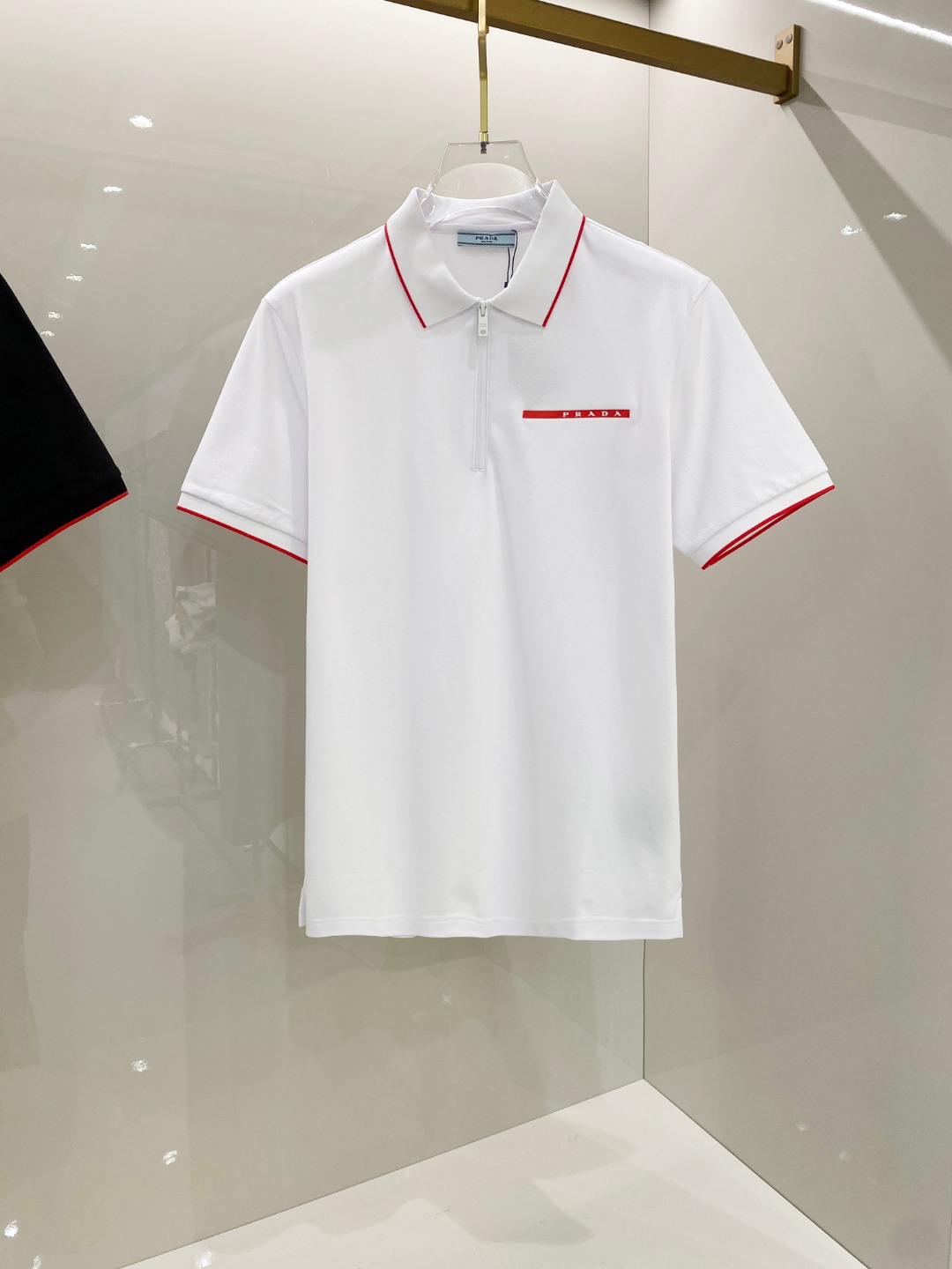 NO:133630,Prada SS Summer New Logo Men's Lapel Polo Shirt!  Classic business men's style, high-end men's style at the ceiling level of business men's style!  Simple, fashionable and elegant, single-wearing inner wear is decent, quality control/detail control takes away, low-key, luxurious and connotative!  Customer-supplied fixed mesh flooring cotton cloth is carefully made, the surface of the fabric is evenly arranged and neatly arranged, with excellent breathability and heat dissipation and sweat resistance, and the comfort level of the upper body is completely better than that of ordinary single-sided sweat cloth tissue!  The classic brand LOGO logo on the chest is created with top-level craftsmanship. The LOGO has three-dimensional, clear and full texture, and is an extraordinary product in the classic field whether it is inner wear or single wear!  The exquisite cutting process, the processing of every detail is very standard and delicate, and it is comparable to that of ordinary LOW products on the market. Men must enter the basic versatile Polo shirts!  Size M-3XL Data reference M: bust 104cm-shoulder width 45cm-length 69cm-sleeve length 21cm L: bust 108cm-shoulder width 46cm-length 70cm-sleeve length 22cm XL: bust 112cm-shoulder width 47cm-length 71cm-sleeve length 23cm XXL: bust 116cm-shoulder width 48cm-sleeve length 72cm-sleeve length 24cm 3XL: bust 120cm-shoulder width 49cm-sleeve length 73cm-sleeve length 24cm, prada, alexander wang19860909普拉达 ss夏季新款 logo男士翻领Polo衫！经典商务男款,高端男装的天花板级别的商务男款！简约时尚大气不失优雅,单穿内搭体面过人,品质控/细节控的闭眼带走,低调又奢华有内涵！ 客供定织网眼珠地棉布精心制成,面料表面排列均匀整齐的网眼纹理,透气性和散热排汗性极佳,上身舒适程度完全优于普通单面汗布组织！胸前经典的品牌LOGO标识,采用顶级工艺打造,LOGO立体清晰饱满,质感非凡的特质,无论是内搭还是单穿都是一款经典领域的产品！精妙绝伦的裁剪工艺,每一个细节处理的非常标准细腻,非市面一般LOW货可以媲美的,男士必入基础百搭款Polo衫推荐！ 尺码M-3XL 数据参考 M码:胸围104cm-肩宽45cm-衣长69cm-袖长21cm L码:胸围108cm-肩宽46cm-衣长70cm-袖长22cm XL码:胸围112cm-肩宽47cm-衣长71cm-袖长23cm XXL码:胸围116cm-肩宽48cm-衣长72cm-袖长24cm 3XL码:胸围120cm-肩宽49cm-衣长73cm-袖长24cm,,prada,alexander wang,Men's clothing