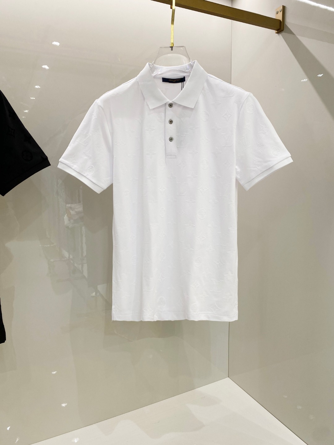 NO:133634,LV ss summer new logo men's lapel Polo shirt!  Classic business men's style, high-end men's style at the ceiling level of business men's style!  Simple, fashionable and elegant, single-wearing inner wear is decent, quality control/detail control takes away, low-key, luxurious and connotative!  Customer-supplied fixed mesh flooring cotton cloth is carefully made, the surface of the fabric is evenly arranged and neatly arranged, with excellent breathability and heat dissipation and sweat resistance, and the comfort level of the upper body is completely better than that of ordinary single-sided sweat cloth tissue!  The classic brand LOGO logo on the chest is created with top-level craftsmanship. The LOGO has three-dimensional, clear and full texture, and is an extraordinary product in the classic field whether it is inner wear or single wear!  The exquisite cutting process, the processing of every detail is very standard and delicate, and it is comparable to that of ordinary LOW products on the market. Men must enter the basic versatile Polo shirts!  Size M-3XL Data reference M: bust 104cm-shoulder width 45cm-coat length 69cm-sleeve length 21cm L: bust 108cm-shoulder width 46cm-coat length 70cm-sleeve length 22cm XL: bust 112cm-shoulder width 47cm-coat length 71cm-sleeve length 23cm XXL: bust 116cm-shoulder width 48cm-coat length 72cm-sleeve length 24cm 3XL: bust 120cm-shoulder width 49cm-sleeve length 73cm-sleeve length 24cm, louis vuitton,alexander wang19860909LV ss夏季新款 logo男士翻领Polo衫！经典商务男款,高端男装的天花板级别的商务男款！简约时尚大气不失优雅,单穿内搭体面过人,品质控/细节控的闭眼带走,低调又奢华有内涵！ 客供定织网眼珠地棉布精心制成,面料表面排列均匀整齐的网眼纹理,透气性和散热排汗性极佳,上身舒适程度完全优于普通单面汗布组织！胸前经典的品牌LOGO标识,采用顶级工艺打造,LOGO立体清晰饱满,质感非凡的特质,无论是内搭还是单穿都是一款经典领域的产品！精妙绝伦的裁剪工艺,每一个细节处理的非常标准细腻,非市面一般LOW货可以媲美的,男士必入基础百搭款Polo衫推荐！ 尺码M-3XL 数据参考 M码:胸围104cm-肩宽45cm-衣长69cm-袖长21cm L码:胸围108cm-肩宽46cm-衣长70cm-袖长22cm XL码:胸围112cm-肩宽47cm-衣长71cm-袖长23cm XXL码:胸围116cm-肩宽48cm-衣长72cm-袖长24cm 3XL码:胸围120cm-肩宽49cm-衣长73cm-袖长24cm,,louis vuitton,alexander wang,Men's clothing