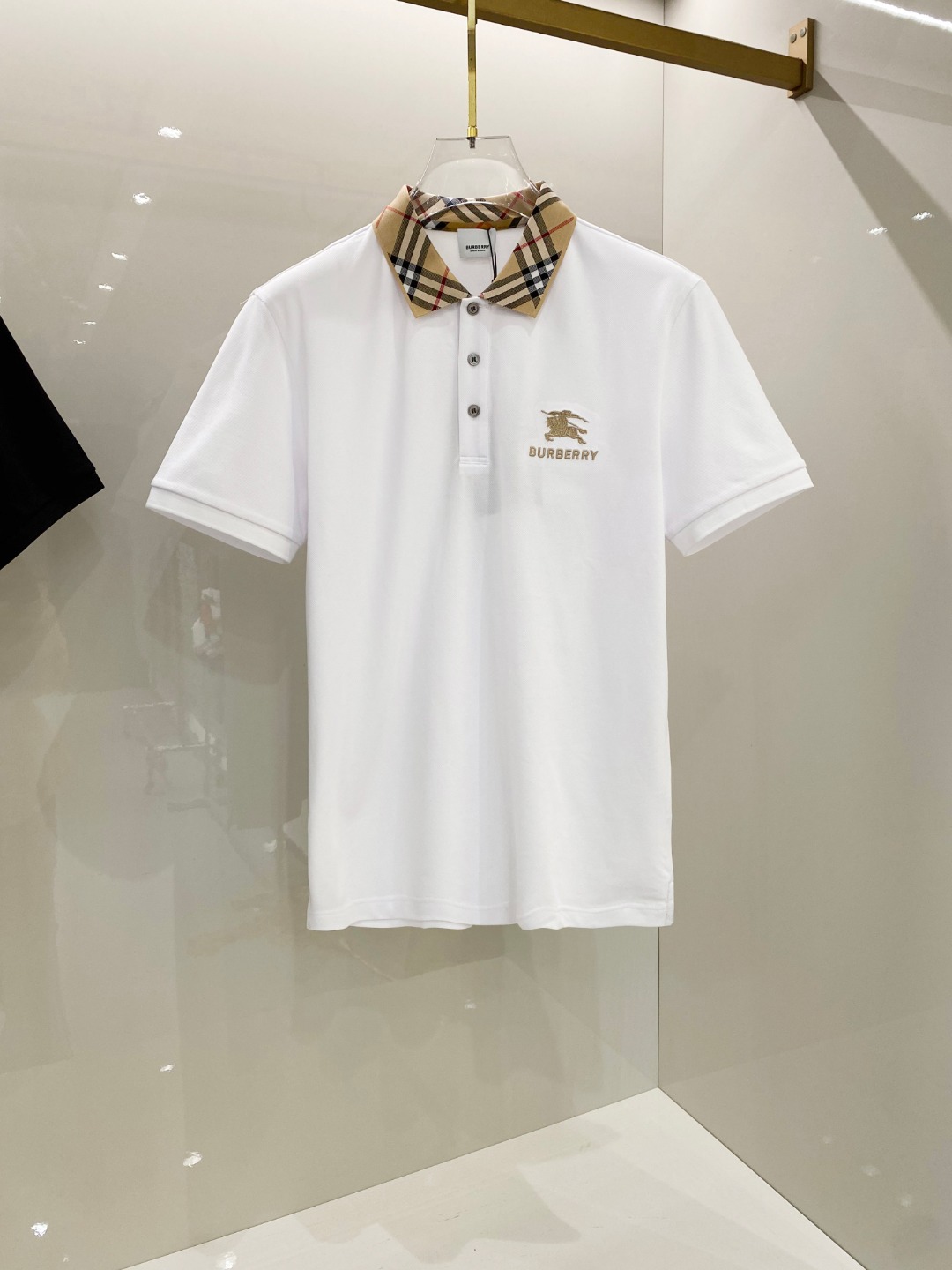 NO:133636,Burberry ss summer new logo men's lapel Polo shirt!  Classic business men's style, high-end men's style at the ceiling level of business men's style!  Simple, fashionable and elegant, single-wearing inner wear is decent, quality control/detail control takes away, low-key, luxurious and connotative!  Customer-supplied fixed mesh flooring cotton cloth is carefully made, the surface of the fabric is evenly arranged and neatly arranged, with excellent breathability and heat dissipation and sweat resistance, and the comfort level of the upper body is completely better than that of ordinary single-sided sweat cloth tissue!  The classic brand LOGO logo on the chest is created with top-level craftsmanship. The LOGO has three-dimensional, clear and full texture, and is an extraordinary product in the classic field whether it is inner wear or single wear!  The exquisite cutting process, the processing of every detail is very standard and delicate, and it is comparable to that of ordinary LOW products on the market. Men must enter the basic versatile Polo shirts!  Size M-3XL Data reference M: bust 104cm-shoulder width 45cm-length 69cm-sleeve length 21cm L: bust 108cm-shoulder width 46cm-length 70cm-sleeve length 22cm XL: bust 112cm-shoulder width 47cm-length 71cm-sleeve length 23cm XXL: bust 116cm-shoulder width 48cm-sleeve length 72cm-sleeve length 24cm 3XL: bust 120cm-shoulder width 49cm-sleeve length 73cm-sleeve length 24cm, burberry, alexander wang19860909巴宝莉 ss夏季新款 logo男士翻领Polo衫！经典商务男款,高端男装的天花板级别的商务男款！简约时尚大气不失优雅,单穿内搭体面过人,品质控/细节控的闭眼带走,低调又奢华有内涵！ 客供定织网眼珠地棉布精心制成,面料表面排列均匀整齐的网眼纹理,透气性和散热排汗性极佳,上身舒适程度完全优于普通单面汗布组织！胸前经典的品牌LOGO标识,采用顶级工艺打造,LOGO立体清晰饱满,质感非凡的特质,无论是内搭还是单穿都是一款经典领域的产品！精妙绝伦的裁剪工艺,每一个细节处理的非常标准细腻,非市面一般LOW货可以媲美的,男士必入基础百搭款Polo衫推荐！ 尺码M-3XL 数据参考 M码:胸围104cm-肩宽45cm-衣长69cm-袖长21cm L码:胸围108cm-肩宽46cm-衣长70cm-袖长22cm XL码:胸围112cm-肩宽47cm-衣长71cm-袖长23cm XXL码:胸围116cm-肩宽48cm-衣长72cm-袖长24cm 3XL码:胸围120cm-肩宽49cm-衣长73cm-袖长24cm,,burberry,alexander wang,Men's clothing