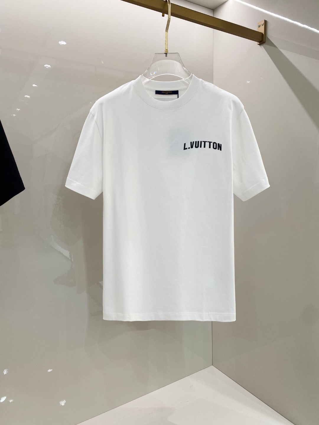 NO:513372,LV 2025 early spring new men and women's short-sleeved T-shirt,!  Customized exclusive pure cotton fabric, customized original craft threads, and chest heavy-work letter logo craft design!  Simple and generous, calm and versatile, extremely high-end, perfectly integrated with fashion and style, a top fashionable style that perfectly suits the outside wear!  The overall feeling is natural!  The ultimate classic versatile short-sleeved T-shirt is designed with the latest three-dimensional letter logo pattern elements!  The ultimate perfection of heavy industry!  Fans who pursue high quality are please buy them by themselves, and all fans who know the goods are invited to appreciate this model together!  !  Size S-2XL S S S Shoulder Width 46 Bust 102 Clothes 66 Sleeve length 22 M Sleeve width 47 Bust 106 Clothes 67 Sleeve length 23 L Sleeve width 48 Bust 110 Clothes 68 Sleeve length 24 XL Sleeve width 49 Bust 114 Clothes 69 Sleeve length 25 2XL Sleeve width 50 Bust 116 Clothes 70 Sleeve length 26,,louis vuitton,T-shirt,tees,t-shirt,alexander wang19860909LV 2025早春新款男女同款短袖T恤,！定制专属纯棉面料,定制原版工艺螺纹,胸前重工字母logo工艺设计！简约大方,从容百搭,档次极高,完美融入时尚还有风情感一款完美符合外穿的顶尖时髦气质款！整体给人浑然天成的感觉！极致经典的百搭型短袖T恤,采用最新的立体字母logo图案元素设计！极致的重工极致的完美！追求高品质的粉丝们请自行抢购,诚邀所有识货的粉丝一同鉴赏此款！！ 尺码S-2XL S码肩宽46 胸围102 衣长66 袖长22 M码肩宽47 胸围106 衣长67 袖长23 L码肩宽48 胸围110 衣长68 袖长24 XL码肩宽49 胸围114 衣长69 袖长25 2XL码肩宽50 胸围116 衣长70 袖长26,,louis vuitton,T-shirt,tees，t-shirt,alexander wang,Men's clothing