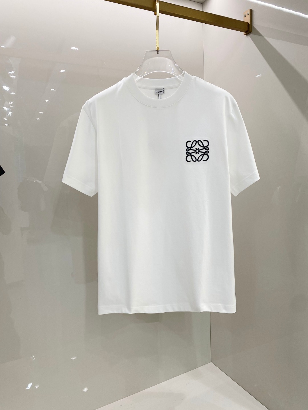 NO:513374,Luo Yiwei 2025 early spring new short-sleeved T-shirt for men and women,!  Customized exclusive pure cotton fabric, customized original craft threads, and chest heavy-work letter logo craft design!  Simple and generous, calm and versatile, extremely high-end, perfectly integrated with fashion and style, a top fashionable style that perfectly suits the outside wear!  The overall feeling is natural!  The ultimate classic versatile short-sleeved T-shirt is designed with the latest three-dimensional letter logo pattern elements!  The ultimate perfection of heavy industry!  Fans who pursue high quality are please buy them by themselves, and all fans who know the goods are invited to appreciate this model together!  !  Size S-2XL S S S Shoulder Width 46 Bust 102 Clothes 66 Sleeve length 22 M Sleeve width 47 Bust 106 Clothes 67 Sleeve length 23 L Sleeve width 48 Bust 110 Clothes 68 Sleeve length 24 XL Sleeve width 49 Bust 114 Clothes 69 Sleeve length 25 2XL Sleeve width 50 Bust 116 Clothes 70 Sleeve length 26,,loewe,T-shirt,tees,t-shirt,alexander wang19860909罗意威 2025早春新款男女同款短袖T恤,！定制专属纯棉面料,定制原版工艺螺纹,胸前重工字母logo工艺设计！简约大方,从容百搭,档次极高,完美融入时尚还有风情感一款完美符合外穿的顶尖时髦气质款！整体给人浑然天成的感觉！极致经典的百搭型短袖T恤,采用最新的立体字母logo图案元素设计！极致的重工极致的完美！追求高品质的粉丝们请自行抢购,诚邀所有识货的粉丝一同鉴赏此款！！ 尺码S-2XL S码肩宽46 胸围102 衣长66 袖长22 M码肩宽47 胸围106 衣长67 袖长23 L码肩宽48 胸围110 衣长68 袖长24 XL码肩宽49 胸围114 衣长69 袖长25 2XL码肩宽50 胸围116 衣长70 袖长26,,loewe,T-shirt,tees，t-shirt,alexander wang,Men's clothing