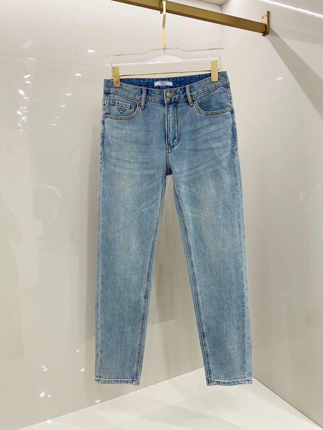 NO:513375,Prada 2025ss Spring and Summer New Slim Small Foot Jeans Perfect Washing Process Customized Top Hardware Logo Exclusive Customized Micro-Elastic Fabric Number of 29-38 (Not 35, 37), Prada, Jeans, Alexander Wang19860909普拉达 2025ss春夏新款修身小脚牛仔裤 完美洗水工艺 定制顶级五金logo 独家定制微弹面料 码数29-38（没35、37),,prada,jeans,alexander wang,Men's clothing