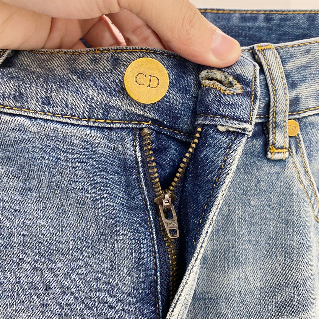 迪奥 2025ss春夏新款修身小脚牛仔裤 完美洗水工艺 定制顶级五金logo 独家定制微弹面料 码数2