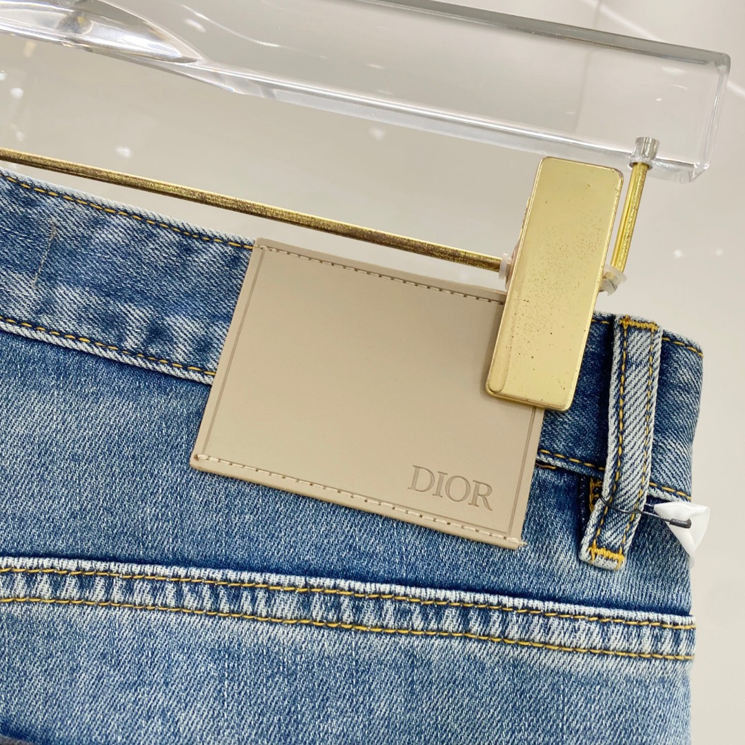  迪奥 2025ss春夏新款修身小脚牛仔裤 完美洗水工艺 定制顶级五金logo 独家定制微弹面料 码数2