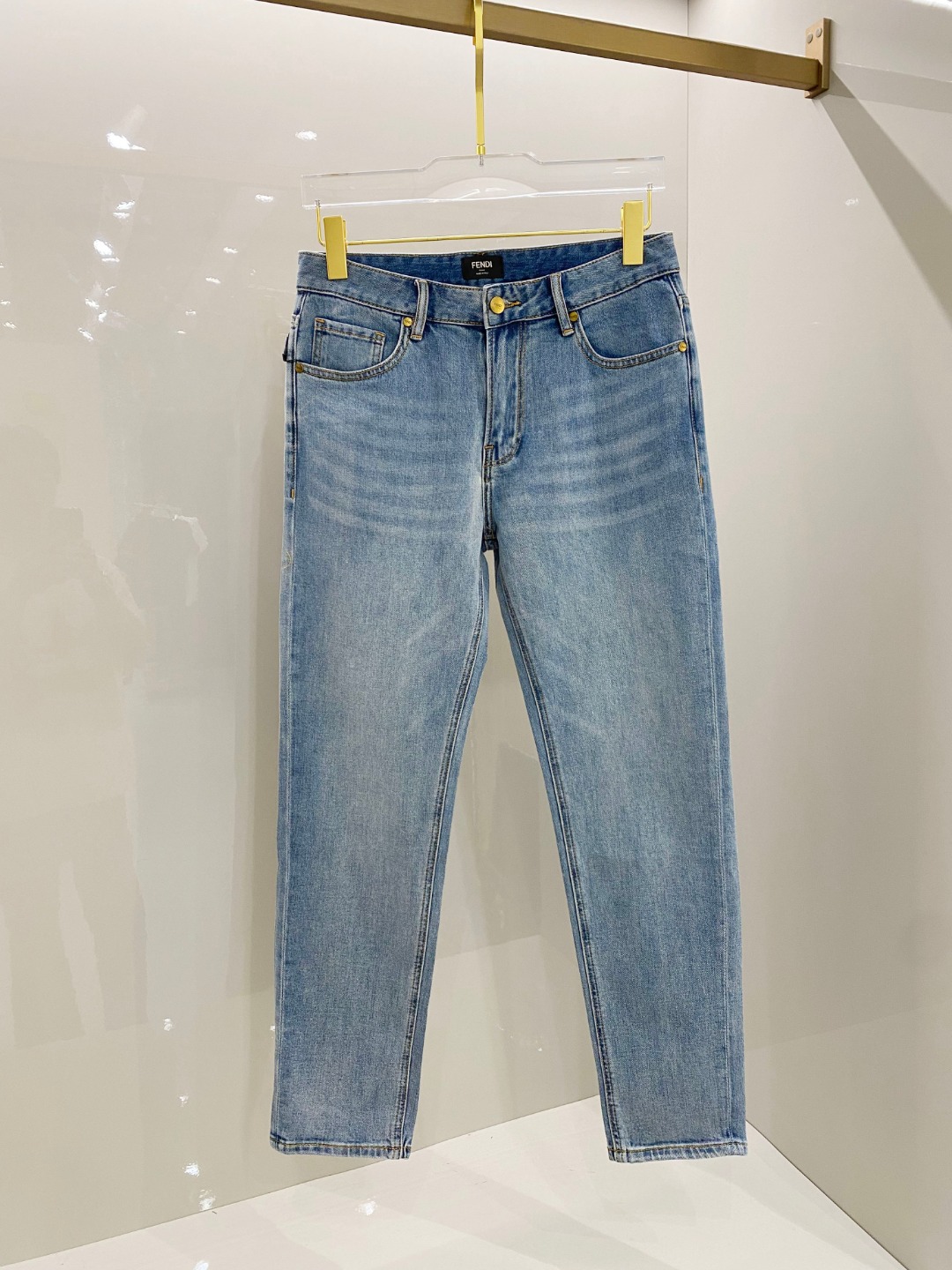 NO:521474,Fendi 2025ss slim-fitting jeans in autumn and winter perfect washing process Customized top hardware logo Exclusive customized micro-elastic fabric Number 29-38 (no 35, 37), Fendi, jeans, alexander wang19860909芬迪 2025ss秋冬新款修身小脚牛仔裤 完美洗水工艺 定制顶级五金logo 独家定制微弹面料 码数29-38（没35、37),,fendi,jeans,alexander wang,Men's clothing