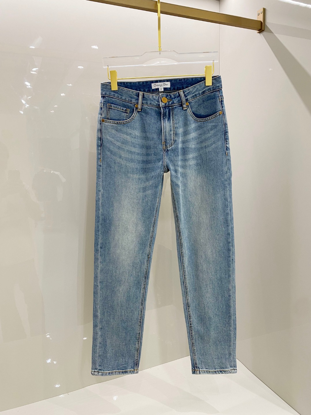NO:521477,Dior 2025ss slim-fitting jeans in autumn and winter perfect washing process Customized top hardware logo Exclusive customized micro-elastic fabric Number 29-38 (no 35, 37), Dior, jeans, alexander wang19860909迪奥 2025ss秋冬新款修身小脚牛仔裤 完美洗水工艺 定制顶级五金logo 独家定制微弹面料 码数29-38（没35、37),,dior,jeans,alexander wang,Men's clothing