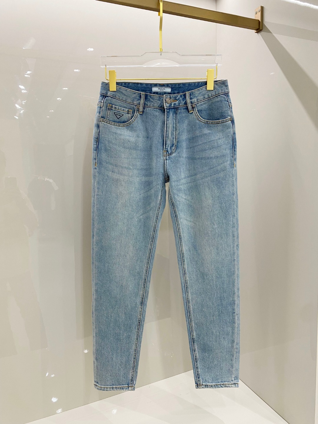 NO:521480,Prada 2025ss slim-fitting jeans in autumn and winter perfect washing process Customized top hardware logo Exclusive customized micro-elastic fabric Number 29-38 (no 35, 37), Prada, jeans, alexander wang19860909普拉达 2025ss秋冬新款修身小脚牛仔裤 完美洗水工艺 定制顶级五金logo 独家定制微弹面料 码数29-38（没35、37),,prada,jeans,alexander wang,Men's clothing
