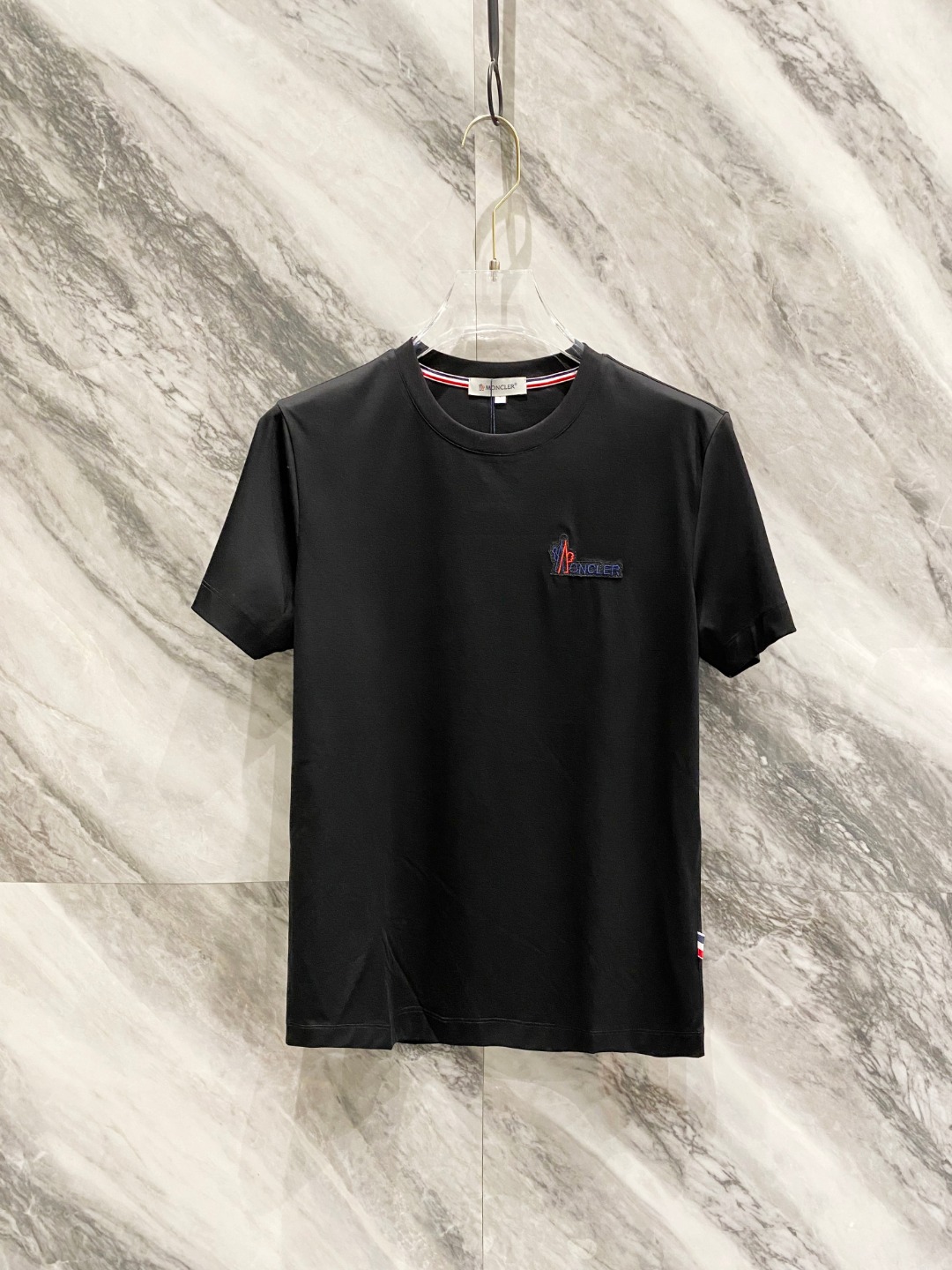 NO:134788,MoNCLER is the latest product in spring and summer, fashionable and casual round neck short sleeves, using specific 120 jade silk, logo craft letter pattern unique design, extremely high grade, comfortable and versatile, handsome and stylish upper body color black and white Number of codes M~XXXL,,christian louboutin,T-shirt,alexander wang19860909MoNCLER 春夏最新品,时尚休闲圆领短袖,采用特定120支玉蚕丝,Logo工艺字母图案 独特设计,档次极高,舒适百搭,上身帅气有型 颜色黑 白 码数M~XXXL,,christian louboutin,T-shirt,alexander wang,Men's clothing