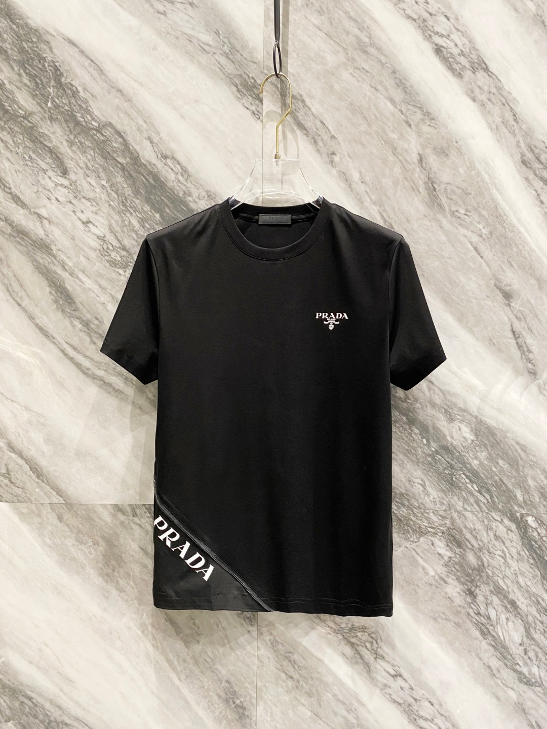 NO:134789,PRADA's latest spring and summer products, fashionable and casual round neck short sleeves, using specific 120 jade silk, logo craft letter patterns, unique design, extremely high grade, comfortable and versatile, handsome and stylish upper body color black and white Number of codes M~XXXL,,prada,T-shirt,alexander wang19860909PRADA 春夏最新品,时尚休闲圆领短袖,采用特定120支玉蚕丝,Logo工艺字母图案 独特设计,档次极高,舒适百搭,上身帅气有型 颜色黑 白 码数M~XXXL,,prada,T-shirt,alexander wang,Men's clothing