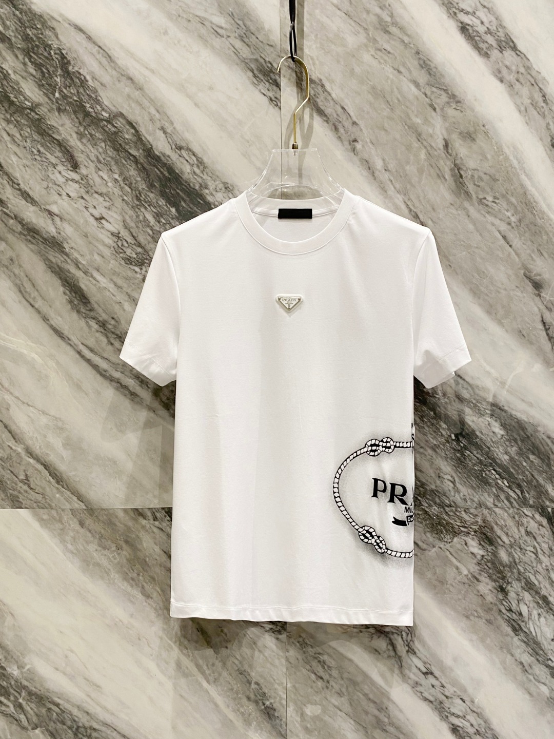 NO:134790,PRADA spring and summer new product, fashionable and casual round neck short sleeves, using specific 120 jade silk, logo craft letter pattern unique design, extremely high grade, comfortable and versatile, handsome and stylish upper body color black and white Number of codes M~XXXL,,prada,T-shirt,alexander wang19860909PRADA 春夏新品,时尚休闲圆领短袖,采用特定120支玉蚕丝,Logo工艺字母图案 独特设计,档次极高,舒适百搭,上身帅气有型 颜色黑 白 码数M~XXXL,,prada,T-shirt,alexander wang,Men's clothing