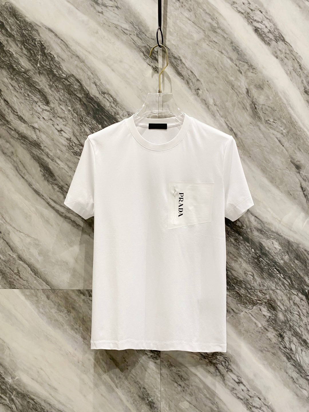 NO:134792,PRADA's latest spring and summer products, fashionable and casual round neck short sleeves, using specific 120 jade silk, logo craft letter pattern, small logo logo on shoulders, unique design, extremely high grade, comfortable and versatile, handsome and stylish upper body color black and white Number of codes M~XXXL,,prada,T-shirt,alexander wang19860909PRADA 春夏最新品,时尚休闲圆领短袖,采用特定120支玉蚕丝,Logo工艺字母图案 肩上小Logo标志,独特设计,档次极高,舒适百搭,上身帅气有型 颜色黑 白 码数M~XXXL,,prada,T-shirt,alexander wang,Men's clothing