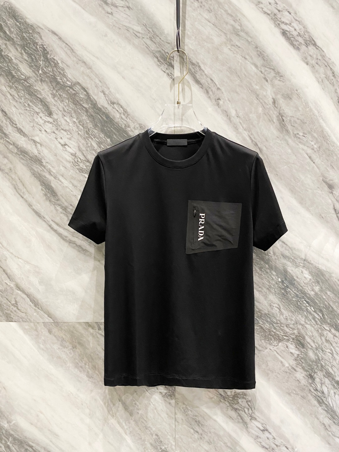 NO:134794,PRADA's latest spring and summer products, fashionable and casual round neck short sleeves, using specific 120 jade silk, logo craft letter pattern, the small logo on the shoulder is uniquely designed, extremely high-end, comfortable and versatile, handsome and stylish on the upper body, black and white, code number M~XXXL,,prada, T-shirt,alexander wang19860909PRADA 春夏最新品,时尚休闲圆领短袖,采用特定120支玉蚕丝,Logo工艺字母图案 肩上小logo标志独特设计,档次极高,舒适百搭,上身帅气有型 颜色黑 白 码数M~XXXL,,prada,T-shirt,alexander wang,Men's clothing