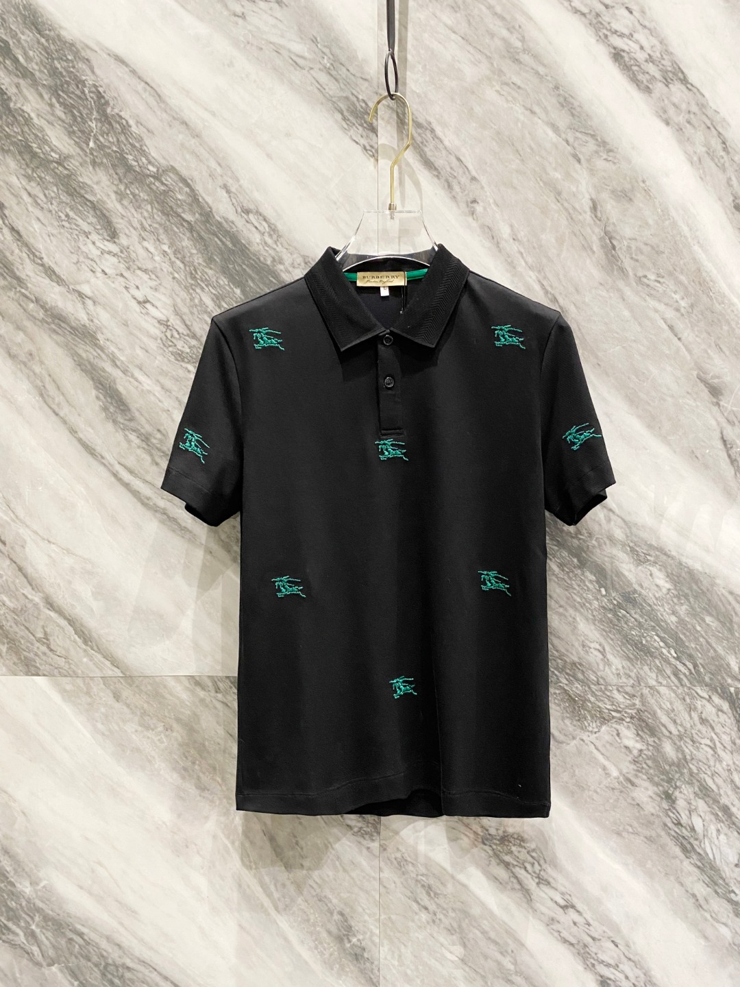 NO:134796,Burberry's latest spring and summer products, fashionable and casual lapel short sleeves, using specific long velvet cotton, brand war horse logo craftsmanship, extremely high grade, comfortable and versatile, handsome and stylish upper body color black and white, code number M~XXXL,,burberry, T-shirt, alexander wang19860909巴宝莉 春夏最新品,时尚休闲翻领短袖,采用特定长绒棉,品牌战马logo工艺,档次极高,舒适百搭,上身帅气有型 颜色黑 白 码数M~XXXL,,burberry,T-shirt,alexander wang,Men's clothing