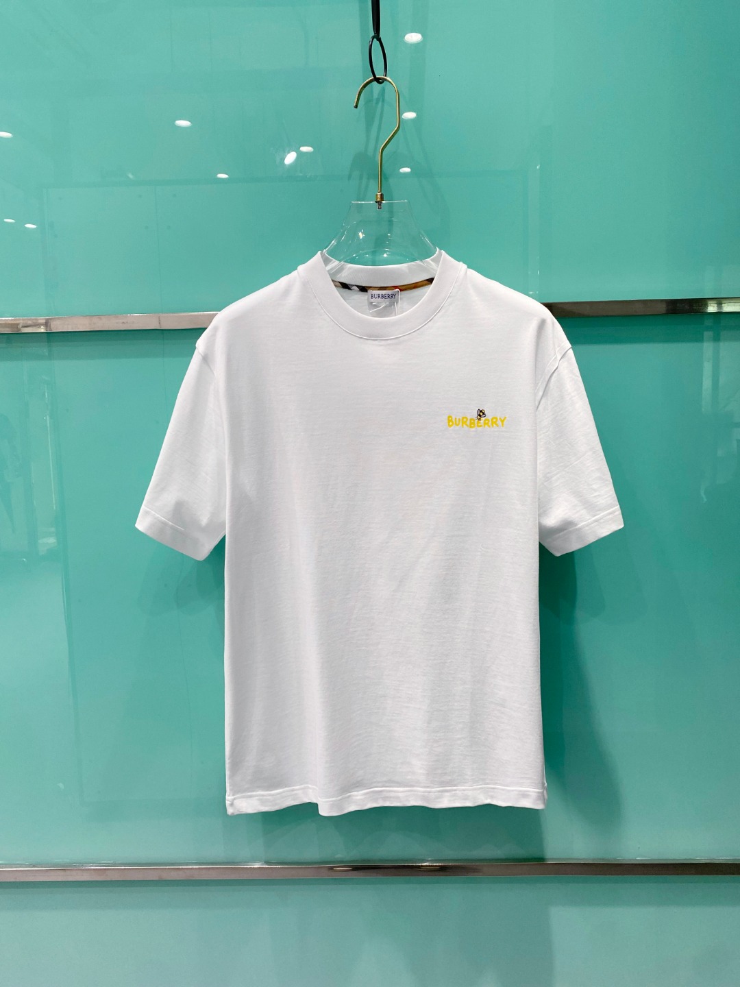 NO:730838,.Support replacement after the year!  [2026 Spring and Summer · High-end customized T-shirts] The core fabric is Pima cotton imported from Peru × top-level mercerization technology. The core body feels silky smooth, excellent breathability and not stuffy. The core technology is heavy industry three-dimensional logo, counter-level precision stitching. The core version is crisp and neat, modifying the body. Classic black and white | M-3XL full size coverage AAA3, tees, t-shirt,19860909.支持年后退换！【2026春夏 · 高阶定制T恤】 核心面料秘鲁进口匹马棉 × 顶级丝光工艺 核心体感蚕丝般柔滑,卓越透气不闷热 核心工艺重工立体Logo,专柜级精密车线 核心版型挺括利落,修饰身材 经典黑白色 | M-3XL全码覆盖 AAA3,,tees，t-shirt,,Men's clothing