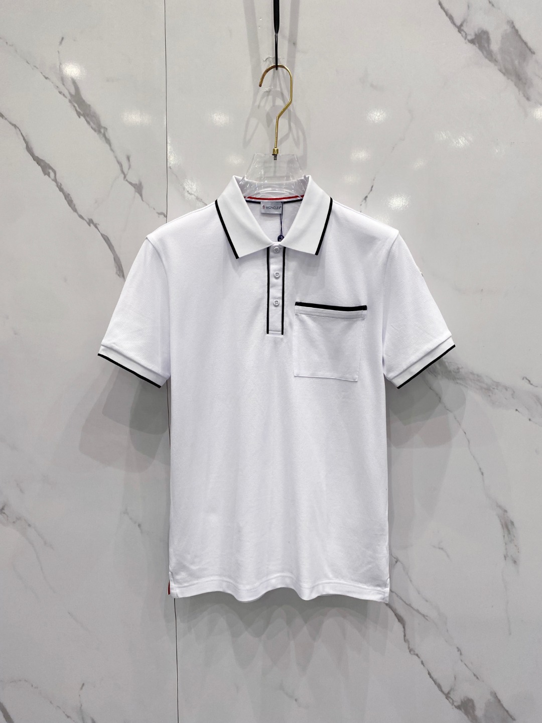 NO:416819,The new summer logo for men's lapel Polo shirt with covers 2025ss!  Classic business men's style, high-end men's style at the ceiling level of business men's style!  Simple, fashionable and elegant, single-wearing inner wear is decent, quality control/detail control takes away, low-key, luxurious and connotative!  Customer-supplied fixed mesh flooring cotton cloth is carefully made, the surface of the fabric is evenly arranged and neatly arranged, with excellent breathability and heat dissipation and sweat resistance, and the comfort level of the upper body is completely better than that of ordinary single-sided sweat cloth tissue!  The brand LOGO logo with classic hem is built with top-level craftsmanship. The LOGO has three-dimensional, clear and full texture, and is an extraordinary product in the classic field whether it is inner wear or single wear!  The exquisite cutting process, the processing of every detail is very standard and delicate, and it is comparable to that of ordinary LOW products on the market. Men must enter the basic versatile Polo shirts!  Color black white Size M-3XL Data reference M: bust 104cm-shoulder width 45cm-sleeved length 69cm-sleeved length 21cm L: bust 108cm-shoulder width 46cm-sleeved length 70cm-sleeved length 22cm XL: bust 112cm-shoulder width 47cm-sleeved length 71cm-sleeved length 23cm XXL: bust 116cm-shoulder width 48cm-sleeved length 72cm-sleeved length 24cm 3XL: bust 120cm-shoulder width 49cm-sleeved length 73cm-sleeved length 24cm AAA5,,Moncler,alexander wang19860909蒙口 2025ss夏季新款 logo男士翻领Polo衫！经典商务男款,高端男装的天花板级别的商务男款！简约时尚大气不失优雅,单穿内搭体面过人,品质控/细节控的闭眼带走,低调又奢华有内涵！ 客供定织网眼珠地棉布精心制成,面料表面排列均匀整齐的网眼纹理,透气性和散热排汗性极佳,上身舒适程度完全优于普通单面汗布组织！下摆经典的品牌LOGO标识,采用顶级工艺打造,LOGO立体清晰饱满,质感非凡的特质,无论是内搭还是单穿都是一款经典领域的产品！精妙绝伦的裁剪工艺,每一个细节处理的非常标准细腻,非市面一般LOW货可以媲美的,男士必入基础百搭款Polo衫推荐！ 颜色黑色 白色 尺码M-3XL 数据参考 M码:胸围104cm-肩宽45cm-衣长69cm-袖长21cm L码:胸围108cm-肩宽46cm-衣长70cm-袖长22cm XL码:胸围112cm-肩宽47cm-衣长71cm-袖长23cm XXL码:胸围116cm-肩宽48cm-衣长72cm-袖长24cm 3XL码:胸围120cm-肩宽49cm-衣长73cm-袖长24cm AAA5,,Moncler,alexander wang,Men's clothing