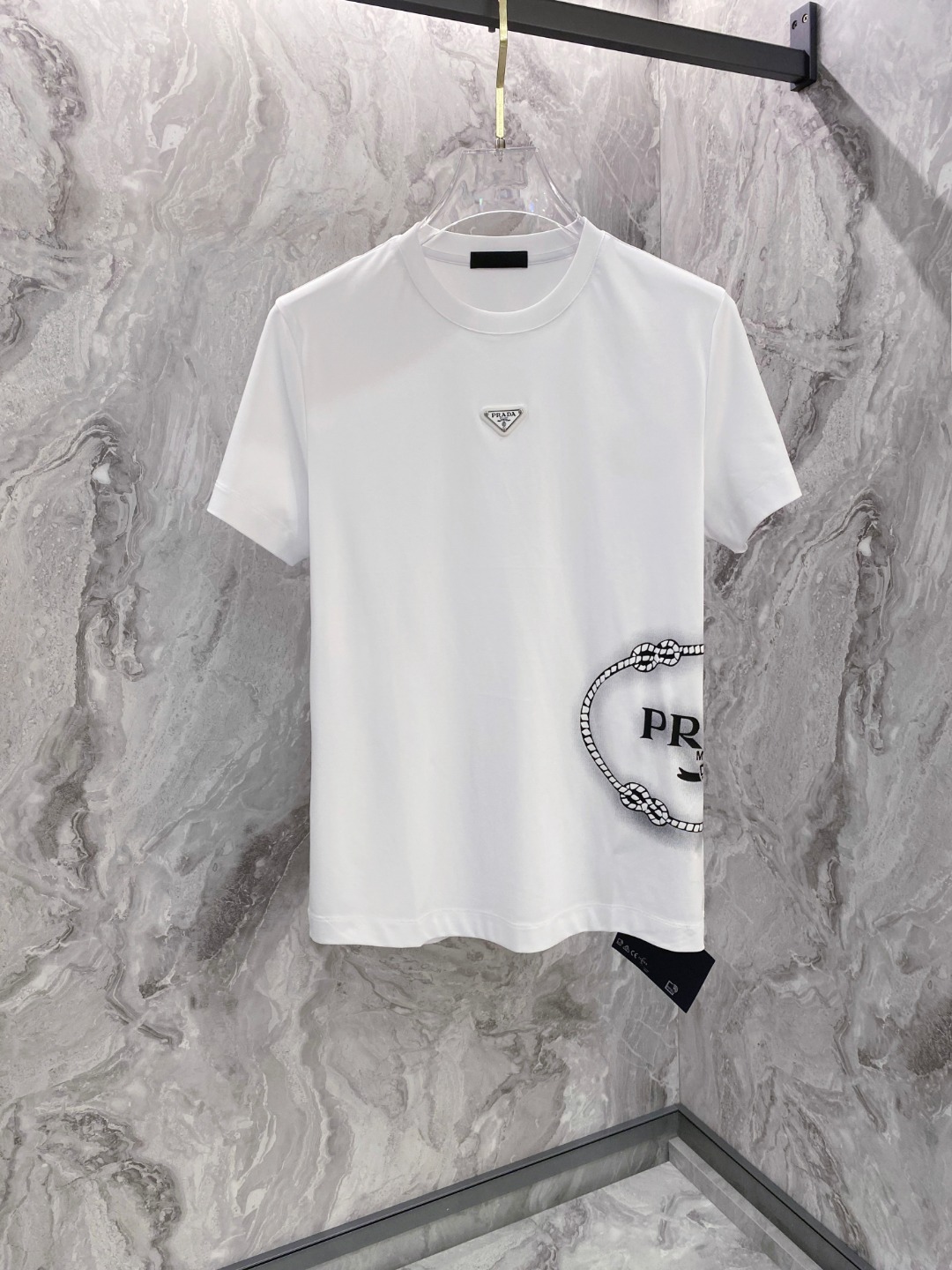 NO:136954,PRADA** 2025 spring and summer new round neck T-shirt, three-dimensional logo micro-contour half-sleeved active cotton T-shirt, cotton, feel glutinous and skin-skinned, soft and tough. Processing, toughness and wrinkle resistance have been greatly improved. The micro-contour tailoring is very well-placed and has a high recognition. The three standards are complete, and the essential items for single-wearing basement. Men and women's same ms code number M-3XL, prada,tees, t-shirt, alexander wang19860909PRADA** 2025春夏新品圆领T恤,立体感logo微廓形半袖活性纯棉T恤,棉,手感面糯有骨感,柔而有韧性.工艺处理,韧性和抗皱性能得到大幅度提高.微廓形剪裁很到位,辨识度极高.三标齐全,单穿打底必备单品. 男女同款ms 码数M-3XL,,prada,tees，t-shirt,alexander wang,Men's clothing