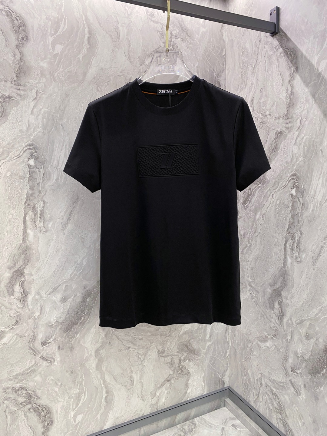 NO:136964,ZZ 2025 spring and summer latest product, fashionable and casual round neck short sleeves, using specific 120 jade silk, printed logo craft letters on the chest, extremely high grade, comfortable and versatile, handsome and stylish upper body, black and white color, code M~XXXL,,T-shirt,alexander wang19860909ZZ 2025春夏最新品,时尚休闲圆领短袖,采用特定120支玉蚕丝,胸前印花Logo工艺字母图,档次极高,舒适百搭,上身帅气有型 颜色黑 白 码数M~XXXL,,T-shirt,alexander wang,Men's clothing