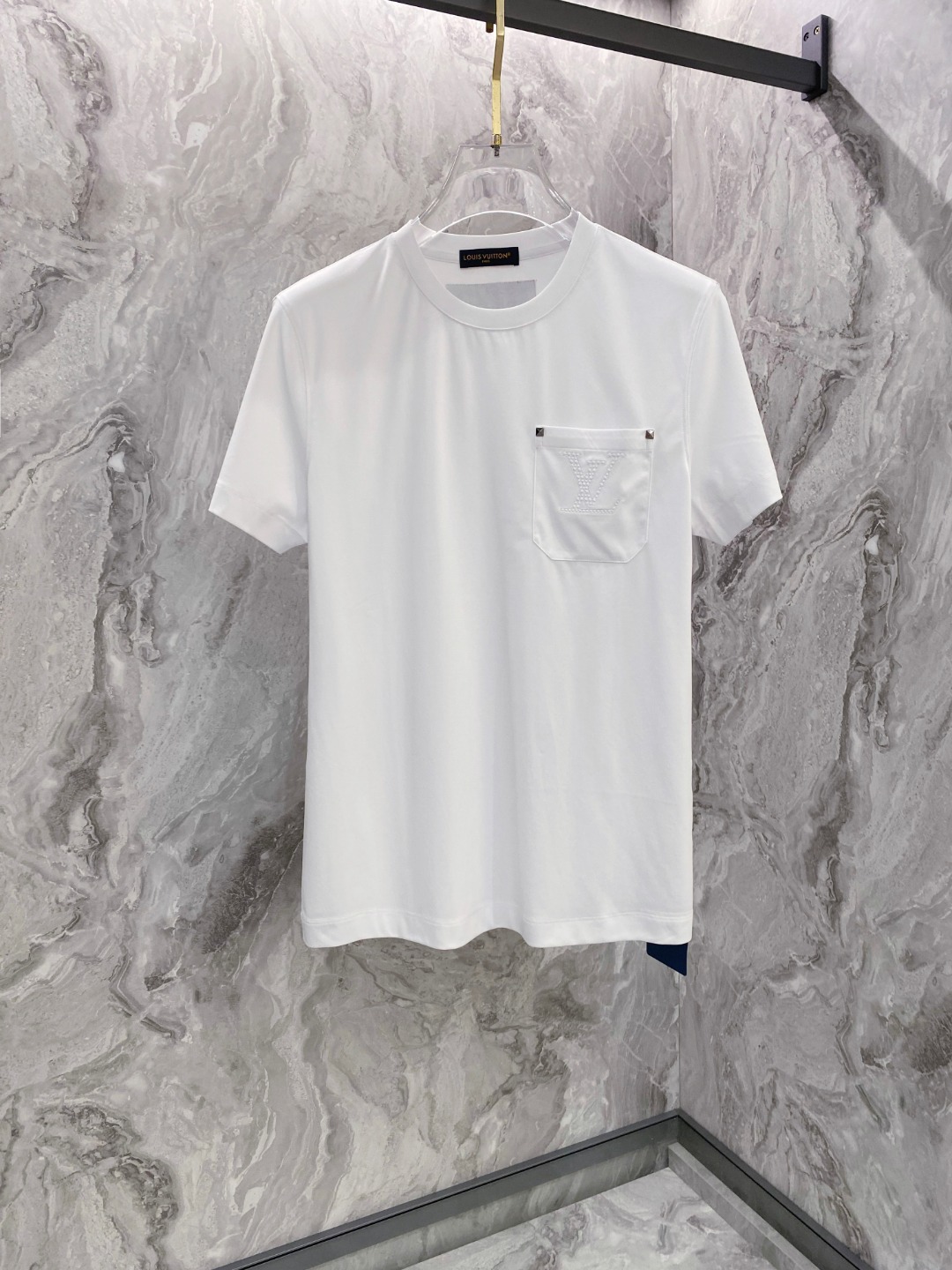 NO:136962,LV 2025 spring and summer latest product, fashionable and casual round neck short sleeves, using specific 120 jade silk, chest pocket logo craft letter drawing, extremely high grade, comfortable and versatile, handsome and stylish upper body color black and white, code number M~XXXL,,louis vuitton, T-shirt, alexander wang19860909LV 2025春夏最新品,时尚休闲圆领短袖,采用特定120支玉蚕丝,胸前口袋Logo工艺字母图,档次极高,舒适百搭,上身帅气有型 颜色黑 白 码数M~XXXL,,louis vuitton,T-shirt,alexander wang,Men's clothing