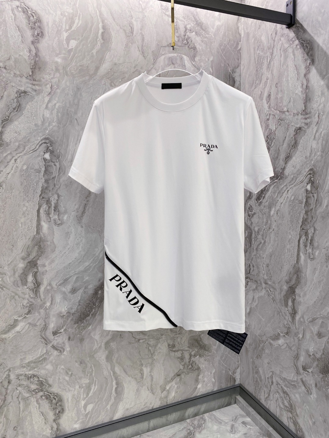 NO:136960,PRADA** 2025 spring and summer new round neck T-shirt, three-dimensional logo micro-contour half-sleeved active cotton T-shirt, cotton, feel glutinous and skin-skinned, soft and tough. Processing, toughness and wrinkle resistance have been greatly improved. The micro-contour tailoring is very well-placed and has a high recognition. The three standards are complete, and the essential items for single-wearing basement. Men and women's same ms code number M-3XL, prada,tees, t-shirt, alexander wang19860909PRADA** 2025春夏新品圆领T恤,立体感logo微廓形半袖活性纯棉T恤,棉,手感面糯有骨感,柔而有韧性.工艺处理,韧性和抗皱性能得到大幅度提高.微廓形剪裁很到位,辨识度极高.三标齐全,单穿打底必备单品. 男女同款ms 码数M-3XL,,prada,tees，t-shirt,alexander wang,Men's clothing