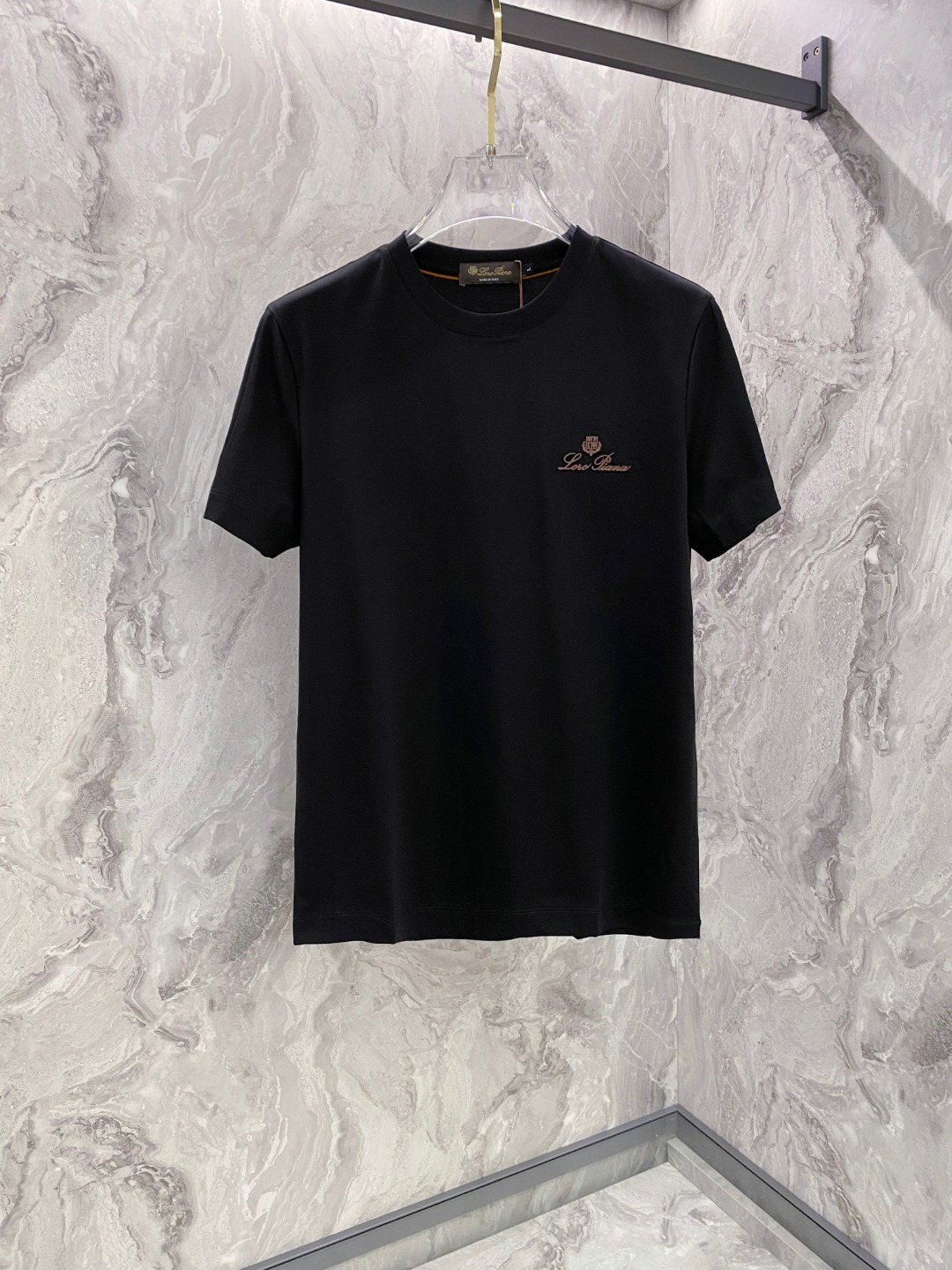 NO:136958,LP 2025 Spring and Summer latest product, fashionable and casual round neck short sleeves, using specific 120 jade silk, and the chest logo craft letter pattern is extremely high-end, comfortable and versatile, handsome and stylish on the upper body. Black and white. Number of codes M~XXXL, loro piano, T-shirt, alexander wang19860909LP 2025春夏最新品,时尚休闲圆领短袖,采用特定120支玉蚕丝,胸前Logo工艺字母图案 档次极高,舒适百搭,上身帅气有型 颜色黑 白 码数M~XXXL,,loro piana,T-shirt,alexander wang,Men's clothing