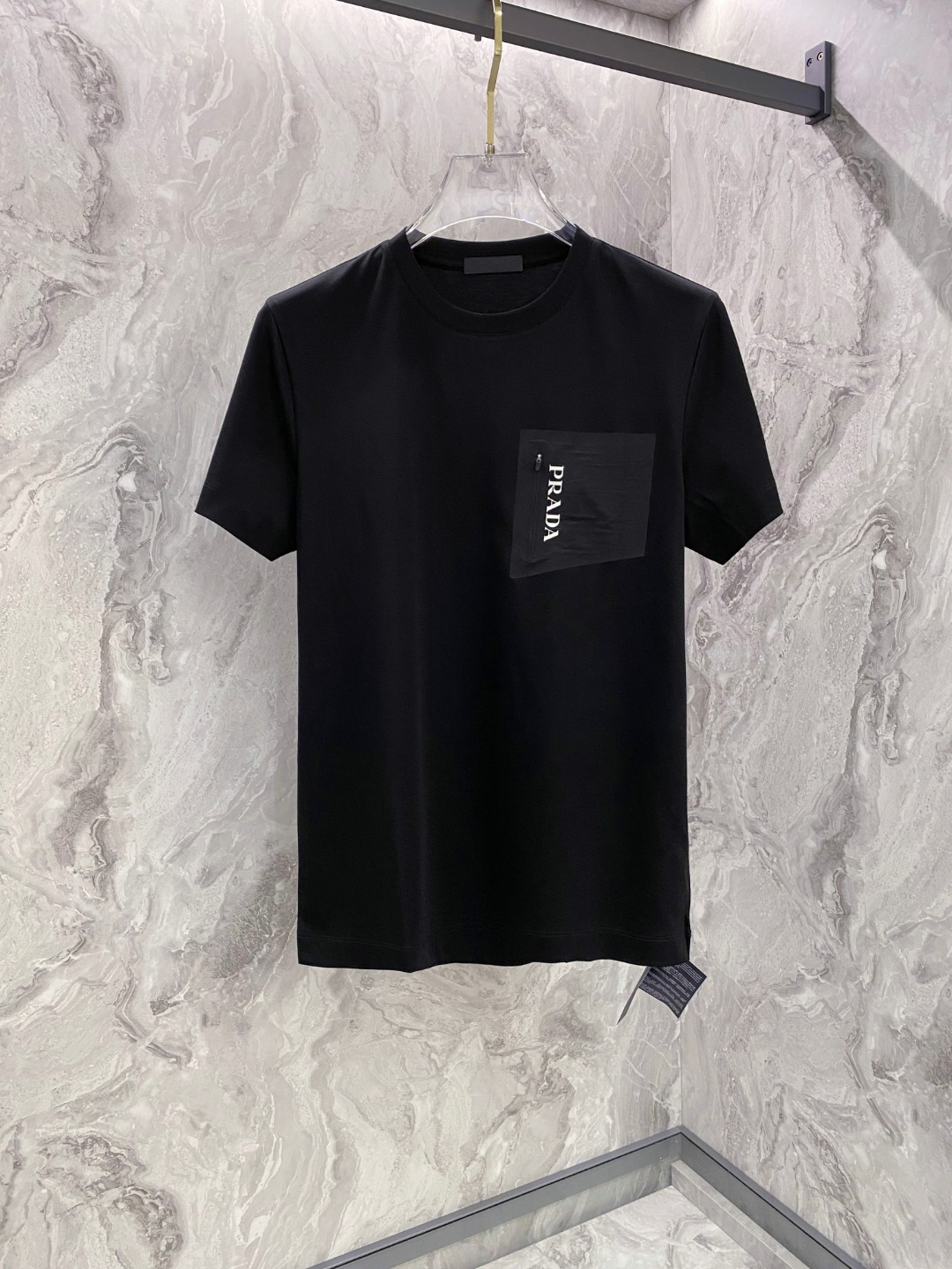 NO:136956,PRADA's latest spring and summer products in 2025, fashionable and casual round neck short sleeves, using specific 120 jade silk, logo craft letter pattern, the small logo on the shoulder is uniquely designed, extremely high-grade, comfortable and versatile, handsome and stylish on the upper body, black and white, code number M~XXXL,,prada, T-shirt, alexander wang19860909PRADA 2025春夏最新品,时尚休闲圆领短袖,采用特定120支玉蚕丝,Logo工艺字母图案 肩上小logo标志独特设计,档次极高,舒适百搭,上身帅气有型 颜色黑 白 码数M~XXXL,,prada,T-shirt,alexander wang,Men's clothing