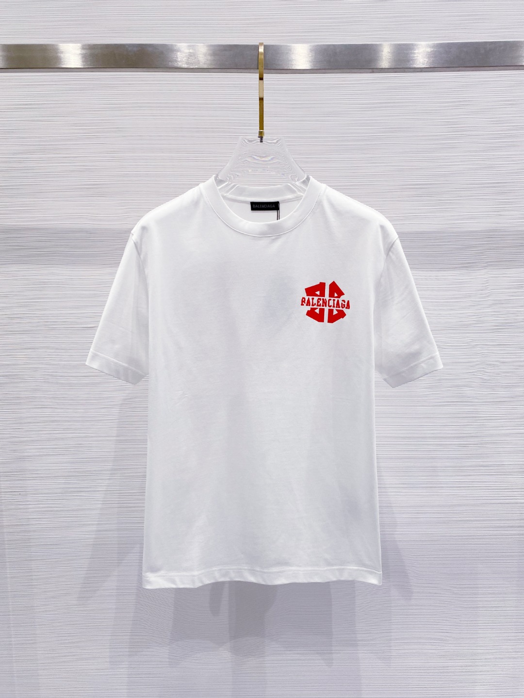 NO:479032,Balenciaga 2025 early spring new short-sleeved T-shirt for men and women,!  Customized exclusive pure cotton fabric, customized original craft threads, and chest heavy-work letter logo craft design!  Simple and generous, calm and versatile, extremely high-end, perfectly integrated with fashion and style, a top fashionable style that perfectly suits the outside wear!  The overall feeling is natural!  The ultimate classic versatile short-sleeved T-shirt is designed with the latest three-dimensional letter logo pattern elements!  The ultimate perfection of heavy industry!  Fans who pursue high quality are please buy them by themselves, and all fans who know the goods are invited to appreciate this model together!  !  Size S-2XL S S S Shoulder Width 46 Bust 102 Clothes 66 Sleeve length 22 M Sleeve width 47 Bust 106 Clothes 67 Sleeve length 23 L Sleeve width 48 Bust 110 Clothes 68 Sleeve length 24 XL Sleeve width 49 Bust 114 Clothes 69 Sleeve length 25 2XL Sleeve width 50 Bust 116 Clothes 70 Sleeve length 26,,balenciaga,T-shirt,tees,t-shirt,alexander wang19860909巴黎世家 2025早春新款男女同款短袖T恤,！定制专属纯棉面料,定制原版工艺螺纹,胸前重工字母logo工艺设计！简约大方,从容百搭,档次极高,完美融入时尚还有风情感一款完美符合外穿的顶尖时髦气质款！整体给人浑然天成的感觉！极致经典的百搭型短袖T恤,采用最新的立体字母logo图案元素设计！极致的重工极致的完美！追求高品质的粉丝们请自行抢购,诚邀所有识货的粉丝一同鉴赏此款！！ 尺码S-2XL S码肩宽46 胸围102 衣长66 袖长22 M码肩宽47 胸围106 衣长67 袖长23 L码肩宽48 胸围110 衣长68 袖长24 XL码肩宽49 胸围114 衣长69 袖长25 2XL码肩宽50 胸围116 衣长70 袖长26,,balenciaga,T-shirt,tees，t-shirt,alexander wang,Men's clothing