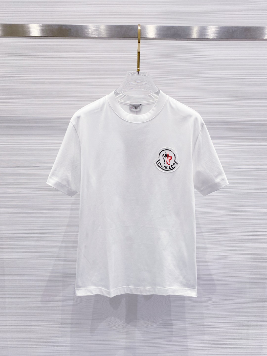 NO:478974,The 2025 early spring new short-sleeved T-shirt for men and women,!  Customized exclusive pure cotton fabric, customized original craft threads, and chest heavy-work letter logo craft design!  Simple and generous, calm and versatile, extremely high-end, perfectly integrated with fashion and style, a top fashionable style that perfectly suits the outside wear!  The overall feeling is natural!  The ultimate classic versatile short-sleeved T-shirt is designed with the latest three-dimensional letter logo pattern elements!  The ultimate perfection of heavy industry!  Fans who pursue high quality are please buy them by themselves, and all fans who know the goods are invited to appreciate this model together!  !  Size S-2XL S S S Shoulder Width 46 Bust 102 Clothes 66 Sleeve length 22 M Sleeve width 47 Bust 106 Clothes 67 Sleeve length 23 L Sleeve width 48 Bust 110 Clothes 68 Sleeve length 24 XL Sleeve width 49 Bust 114 Clothes 69 Sleeve length 25 2XL Sleeve width 50 Bust 116 Clothes 70 Sleeve length 26, Moncler, T-shirt,tees, t-shirt,alexander wang19860909蒙口 2025早春新款男女同款短袖T恤,！定制专属纯棉面料,定制原版工艺螺纹,胸前重工字母logo工艺设计！简约大方,从容百搭,档次极高,完美融入时尚还有风情感一款完美符合外穿的顶尖时髦气质款！整体给人浑然天成的感觉！极致经典的百搭型短袖T恤,采用最新的立体字母logo图案元素设计！极致的重工极致的完美！追求高品质的粉丝们请自行抢购,诚邀所有识货的粉丝一同鉴赏此款！！ 尺码S-2XL S码肩宽46 胸围102 衣长66 袖长22 M码肩宽47 胸围106 衣长67 袖长23 L码肩宽48 胸围110 衣长68 袖长24 XL码肩宽49 胸围114 衣长69 袖长25 2XL码肩宽50 胸围116 衣长70 袖长26,,Moncler,T-shirt,tees，t-shirt,alexander wang,Men's clothing