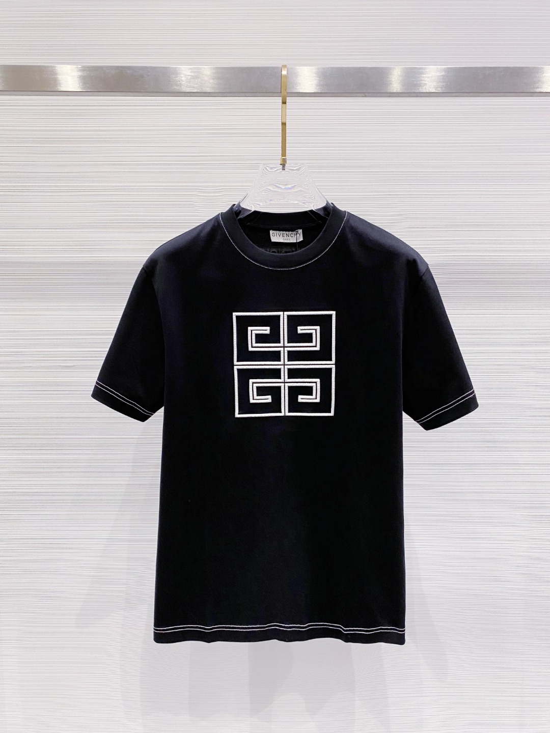 NO:478982,Givenchy 2025 early spring new short-sleeved T-shirt for men and women,!  Customized exclusive pure cotton fabric, customized original craft threads, and chest heavy-work letter logo craft design!  Simple and generous, calm and versatile, extremely high-end, perfectly integrated with fashion and style, a top fashionable style that perfectly suits the outside wear!  The overall feeling is natural!  The ultimate classic versatile short-sleeved T-shirt is designed with the latest three-dimensional letter logo pattern elements!  The ultimate perfection of heavy industry!  Fans who pursue high quality are please buy them by themselves, and all fans who know the goods are invited to appreciate this model together!  !  Size S-2XL S S S Shoulder Width 46 Bust 102 Clothes 66 Sleeve length 22 M Sleeve width 47 Bust 106 Clothes 67 Sleeve length 23 L Sleeve width 48 Bust 110 Clothes 68 Sleeve length 24 XL Sleeve width 49 Bust 114 Clothes 69 Sleeve length 25 2XL Sleeve width 50 Bust 116 Clothes 70 Sleeve length 26, given, T-shirt,tees,t-shirt,alexander wang19860909纪梵希 2025早春新款男女同款短袖T恤,！定制专属纯棉面料,定制原版工艺螺纹,胸前重工字母logo工艺设计！简约大方,从容百搭,档次极高,完美融入时尚还有风情感一款完美符合外穿的顶尖时髦气质款！整体给人浑然天成的感觉！极致经典的百搭型短袖T恤,采用最新的立体字母logo图案元素设计！极致的重工极致的完美！追求高品质的粉丝们请自行抢购,诚邀所有识货的粉丝一同鉴赏此款！！ 尺码S-2XL S码肩宽46 胸围102 衣长66 袖长22 M码肩宽47 胸围106 衣长67 袖长23 L码肩宽48 胸围110 衣长68 袖长24 XL码肩宽49 胸围114 衣长69 袖长25 2XL码肩宽50 胸围116 衣长70 袖长26,,givenchy,T-shirt,tees，t-shirt,alexander wang,Men's clothing