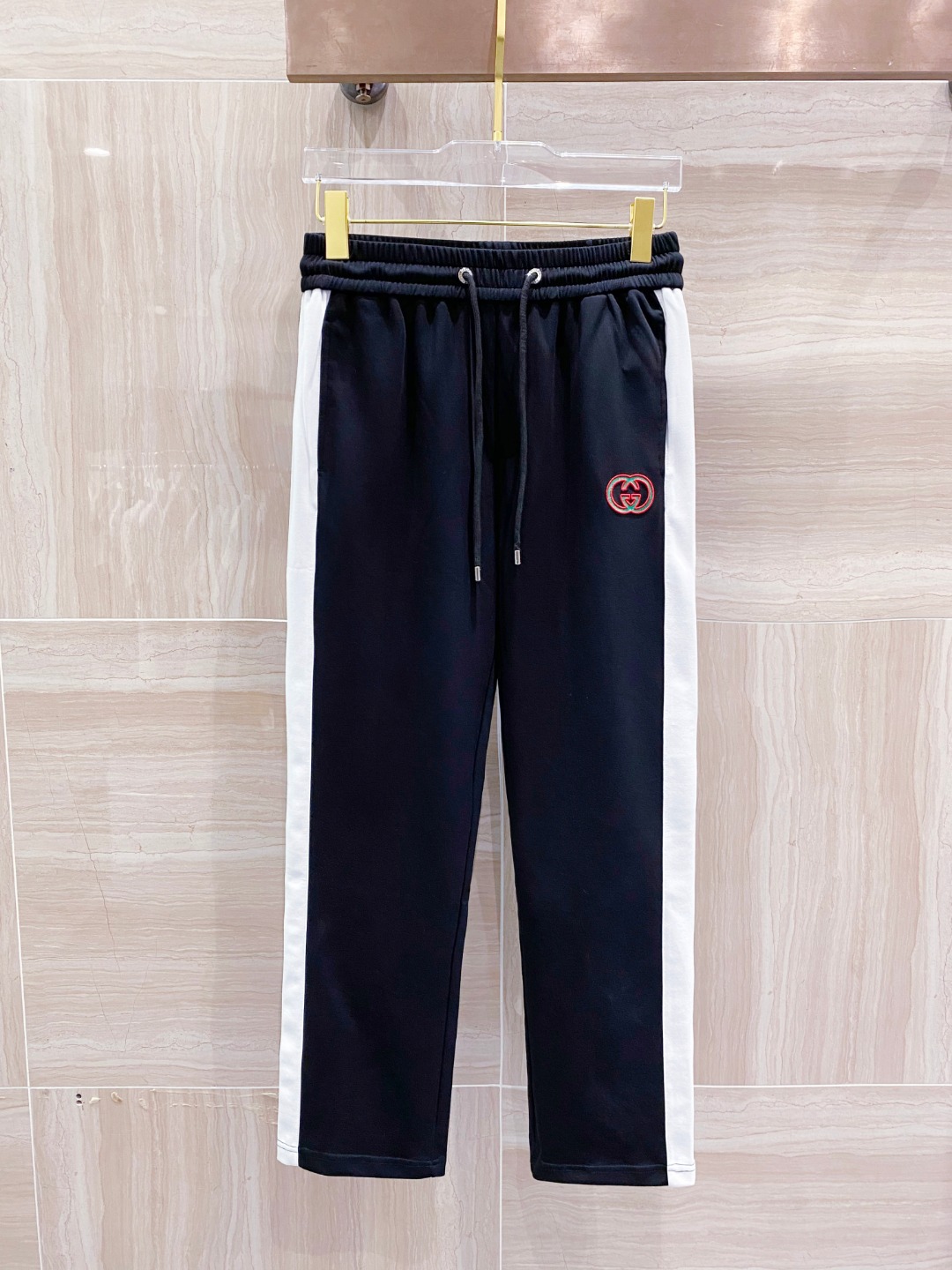NO:141323,Gucci# 2025 Coppermine Modal air layer spring and summer casual pants are a new interpretation of aesthetics, interpreting a rich style of style, with a strong sense of detail and design. The classic brand logo is used as a color combination to interpret classic brand fashion, adding luster to the overall shape. Imported fabrics are light and refreshing, soft and comfortable. The inner weaving surface is flat and breathable, simple and unique charm. European trade channels, Italian overseas warehouse straight hair, and overseas boutique limited sales. 25 spring and summer new casual and fashionable trousers, these trousers use the design of big brands to create a fashionable and trendy style, with exquisite details and in place, showing super high quality.  The trousers are decorated with iconic brand logos, highlighting the brand style, creating fashionable and diverse styles. Imported fabrics are carefully crafted, soft and comfortable, and skin-friendly and breathable. They are a pair of pants that are comfortable at home and out. You can go out with a T-shirt Polo~ Color Black Blue Size: M L XL 2XL 3XL M Size waist 74-Hip circumference 98-Pants length 99-Feet 24 L Size waist 78-Hip circumference 102-Pants length 99-Feet 25 XL Size waist 82-Hip circumference 106-Pants length 100-Feet 26 2XL Size waist 86-Hip circumference-110-Pants length 101-Feet 27 3XL Size waist 90-Hip circumference 114-Pants length 102-Pants mouth 2808, gucci,tees, t-shirt,alexander  wang19860909Gucci# 2025 铜氨丝莫代尔空气层春夏休闲裤子 美学的焕新诠释,演绎浓郁的格调型时尚风范,细节感和设计感强悍.经典品牌标识做为色彩搭配,演绎经典的品牌时尚,为整体造型增光添彩.进口面料,轻薄清爽,柔软舒适.内里织面平整透气性极佳,简洁而富有独特魅力. 欧洲贸易渠道,意大利海外仓直发,海外精品限定销售.25春夏新款休闲时尚长裤,这款长裤采用大牌的设计打造时尚潮流感,细节处理精致到位,展现超高的品质. 裤身上点缀标志性品牌标识,彰显品牌格调,打造时尚多样的造型.进口面料精心打造,柔软舒适,还亲肤透气,是居家和外出都很舒适的一款裤子,随便搭个T恤Polo就可以出门啦~ 颜色黑色 蓝色 尺码:M L XL 2XL 3XL M码腰围74-臀围98-裤长99-脚口24 L码腰围78-臀围102-裤长99-脚口25 XL码腰围82-臀围106-裤长100-脚口26 2XL码腰围86-臀围-110-裤长101-脚口27 3XL码腰围90-臀围114-裤长102-脚口2808,,gucci,tees，t-shirt,alexander wang,Men's clothing