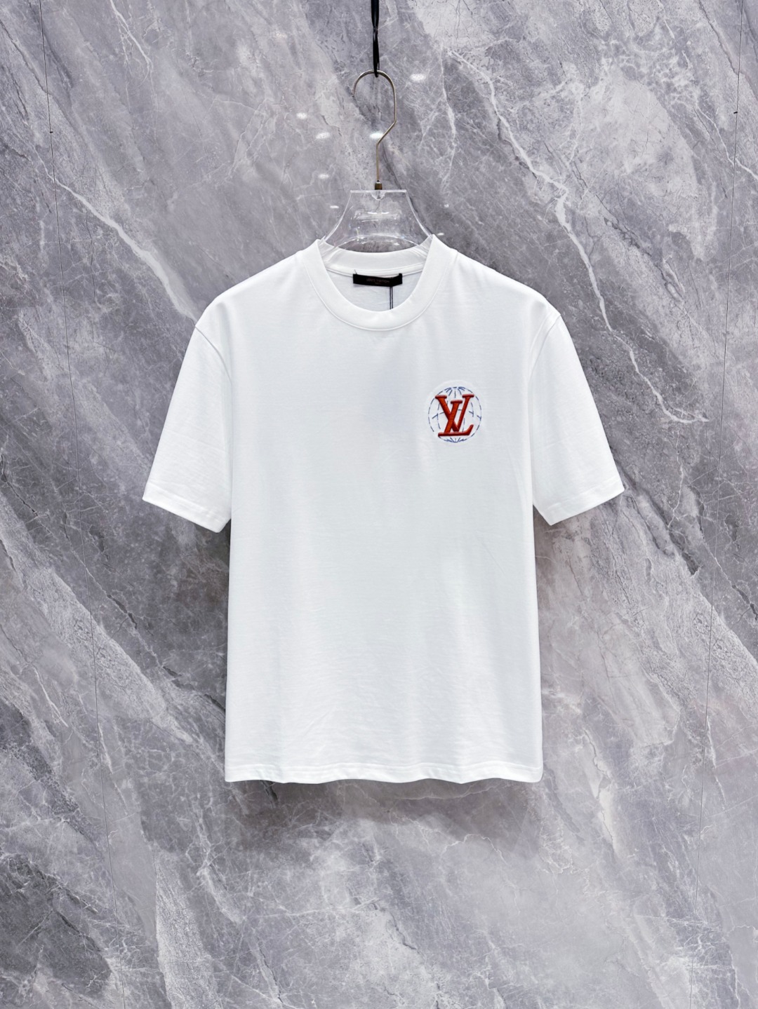 NO:136748,The latest short-sleeved round-neck T-shirt in the first spring and summer first-time counter, high-end customization, avant-garde and fashionable design!  Brand logo heavy craft design, high-end customized mercerated long cotton fabric, soft feel, comfortable to wear, exquisite counter-level car line, fine workmanship, invincible and handsome upper body effect!  A must-have item for handsome men!  Color black white Number M-3XL, louis vuitton, T-shirt,tees, t-shirt,alexander wang19860909LV春夏新款首发专柜最新款短袖圆领T恤 高端订制 设计前卫时尚！品牌logo重工艺设计 高端定制丝光长绒棉面料.手感柔软.穿着舒适.专柜级别精致车线.做工精细.上身效果无敌帅气！型男必备单品！ 颜色黑色 白色 码数M-3XL,,louis vuitton,T-shirt,tees，t-shirt,alexander wang,Men's clothing