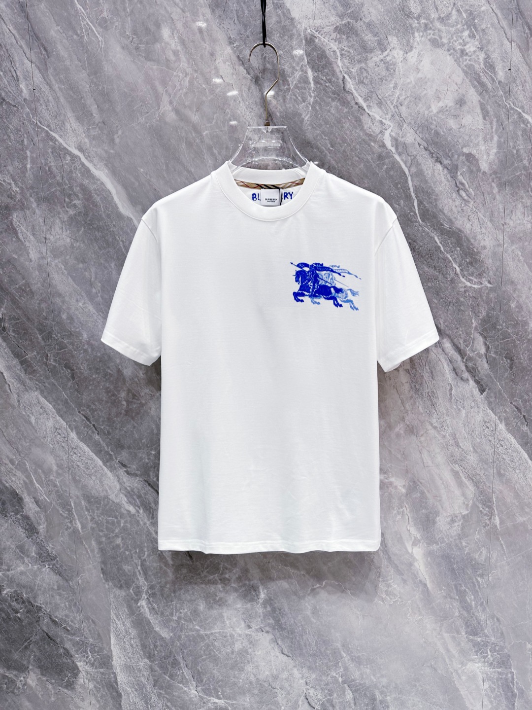 NO:136746,BURBERRY Spring and Summer New First-Open Counter Latest Short-sleeved Round Neck T-shirt High-end Customized Design Avant-garde and Fashionable!  Brand logo heavy craft design, high-end customized mercerated long cotton fabric, soft feel, comfortable to wear, exquisite counter-level car line, fine workmanship, invincible and handsome upper body effect!  A must-have item for handsome men!  Color black white Number M-3XL, burberry, T-shirt,tees, t-shirt,alexander wang19860909BURBERRY 春夏新款首发专柜最新款短袖圆领T恤 高端订制 设计前卫时尚！品牌logo重工艺设计 高端定制丝光长绒棉面料.手感柔软.穿着舒适.专柜级别精致车线.做工精细.上身效果无敌帅气！型男必备单品！ 颜色黑色 白色 码数M-3XL,,burberry,T-shirt,tees，t-shirt,alexander wang,Men's clothing