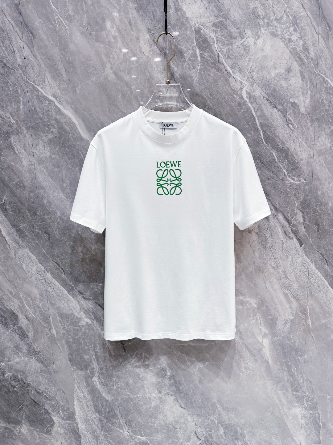 NO:136744,LOEWE's new spring and summer first-time counter latest short-sleeved round-neck T-shirt, high-end customization, avant-garde and fashionable design!  Brand logo heavy craft design, high-end customized mercerated long cotton fabric, soft feel, comfortable to wear, exquisite counter-level car line, fine workmanship, invincible and handsome upper body effect!  A must-have item for handsome men!  Color black white Number M-3XL, loewe, T-shirt,tees, t-shirt,alexander wang19860909LOEWE 春夏新款首发专柜最新款短袖圆领T恤 高端订制 设计前卫时尚！品牌logo重工艺设计 高端定制丝光长绒棉面料.手感柔软.穿着舒适.专柜级别精致车线.做工精细.上身效果无敌帅气！型男必备单品！ 颜色黑色 白色 码数M-3XL,,loewe,T-shirt,tees，t-shirt,alexander wang,Men's clothing