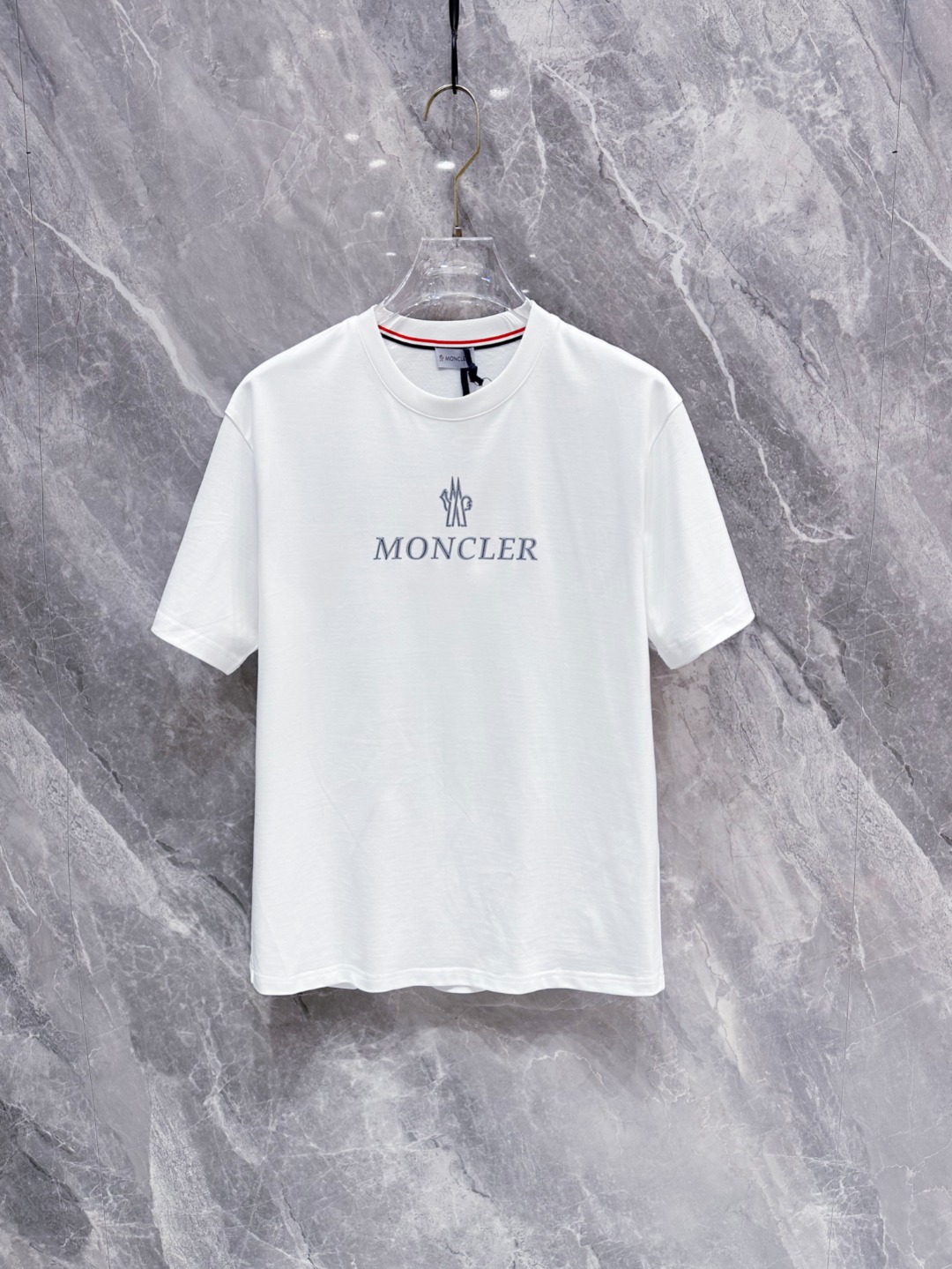 NO:136742,MONCRER's new spring and summer first-time counter latest short-sleeved round-neck T-shirt, high-end customization, avant-garde and fashionable design!  Brand logo heavy craft design, high-end customized mercerated long cotton fabric, soft feel, comfortable to wear, exquisite counter-level car line, fine workmanship, invincible and handsome upper body effect!  A must-have item for handsome men!  Color black white Number M-3XL, T-shirt,tees,t-shirt,alexander wang19860909MONCRER 春夏新款首发专柜最新款短袖圆领T恤 高端订制 设计前卫时尚！品牌logo重工艺设计 高端定制丝光长绒棉面料.手感柔软.穿着舒适.专柜级别精致车线.做工精细.上身效果无敌帅气！型男必备单品！ 颜色黑色 白色 码数M-3XL,,T-shirt,tees，t-shirt,alexander wang,Men's clothing