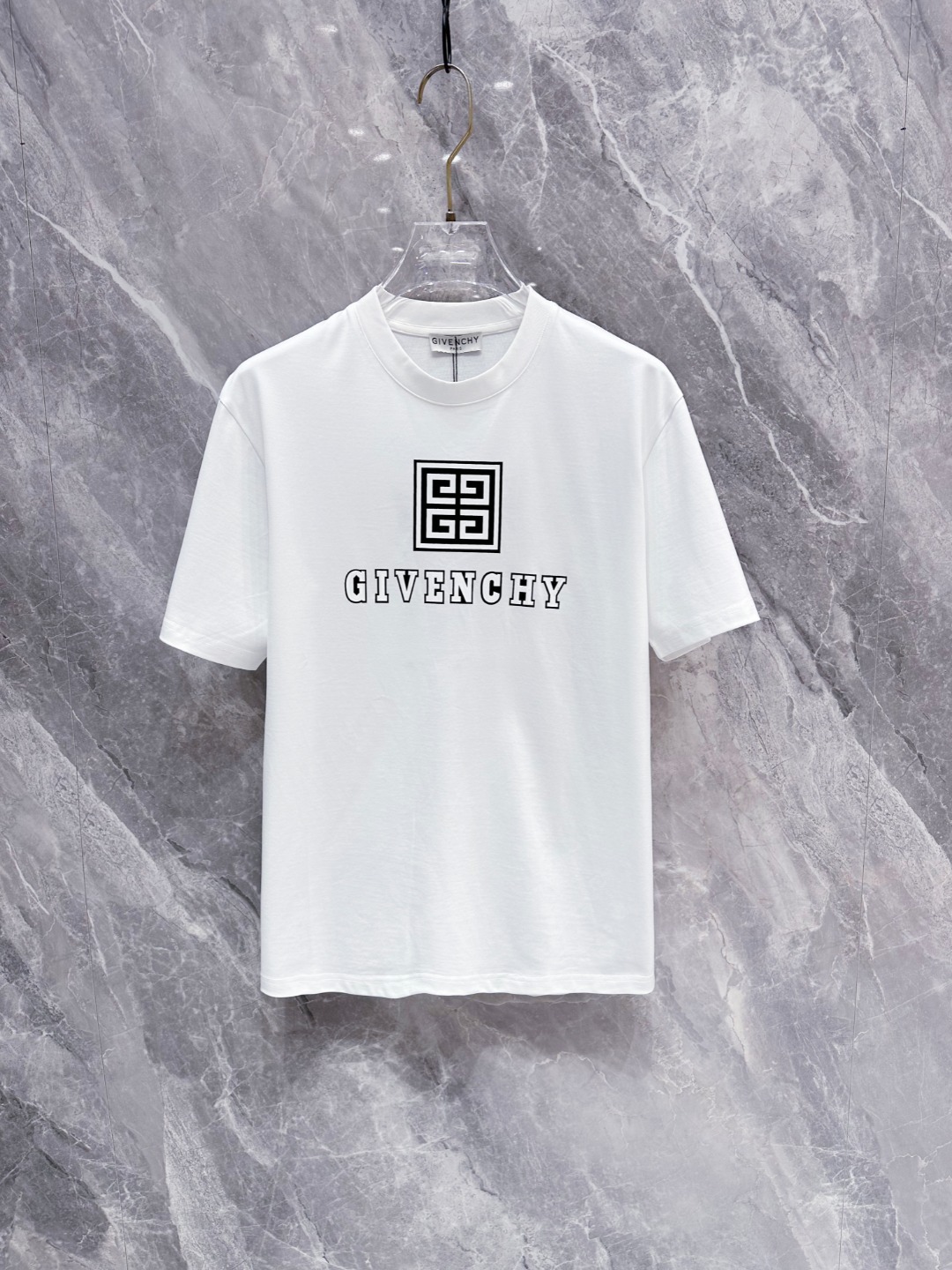 NO:136740,GIVENCHY#Givenchy New Spring and Summer First-Open Counter Latest Short-sleeved Round Neck T-shirt High-end Customized Design Avant-garde and fashionable!  Brand logo heavy craft design, high-end customized mercerated long cotton fabric, soft feel, comfortable to wear, exquisite counter-level car line, fine workmanship, invincible and handsome upper body effect!  A must-have item for handsome men!  Color black white Number M-3XL, given , given , given , given , T-shirt, tees, t-shirt, alexander wang19860909GIVENCHY#纪梵希 春夏新款首发专柜最新款短袖圆领T恤 高端订制 设计前卫时尚！品牌logo重工艺设计 高端定制丝光长绒棉面料.手感柔软.穿着舒适.专柜级别精致车线.做工精细.上身效果无敌帅气！型男必备单品！ 颜色黑色 白色 码数M-3XL,,givenchy,givenchy,T-shirt,tees，t-shirt,alexander wang,Men's clothing