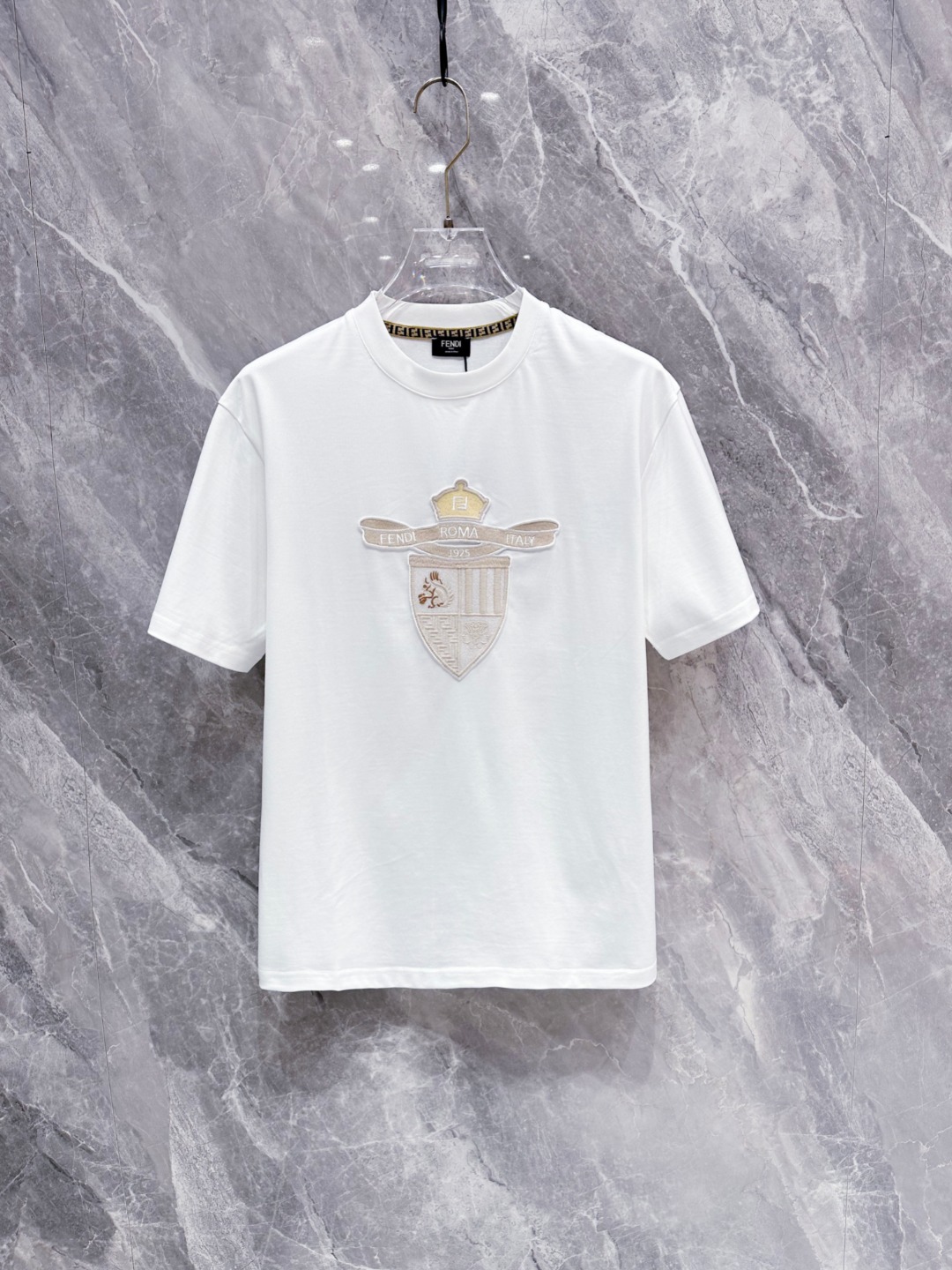 NO:136734,FENDI's new spring and summer new style first-time counter latest short-sleeved round-neck T-shirt, high-end customization, avant-garde and fashionable design!  Brand logo heavy craft design, high-end customized mercerated long cotton fabric, soft feel, comfortable to wear, exquisite counter-level car line, fine workmanship, invincible and handsome upper body effect!  A must-have item for handsome men!  Color black white Number M-3XL, fendi, T-shirt,tees, t-shirt,alexander wang19860909FENDI春夏新款首发专柜最新款短袖圆领T恤 高端订制 设计前卫时尚！品牌logo重工艺设计 高端定制丝光长绒棉面料.手感柔软.穿着舒适.专柜级别精致车线.做工精细.上身效果无敌帅气！型男必备单品！ 颜色黑色 白色 码数M-3XL,,fendi,T-shirt,tees，t-shirt,alexander wang,Men's clothing