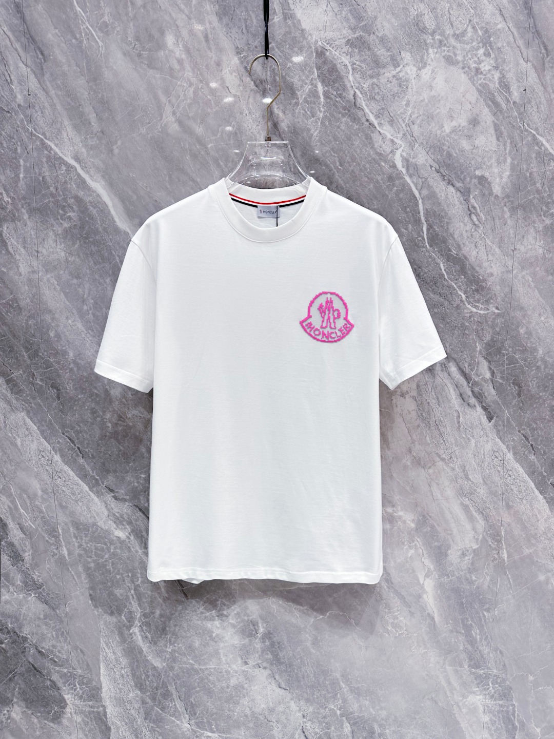 NO:136732,MONCRER's new spring and summer first-time counter latest short-sleeved round-neck T-shirt, high-end customization, avant-garde and fashionable design!  Brand logo heavy craft design, high-end customized mercerated long cotton fabric, soft feel, comfortable to wear, exquisite counter-level car line, fine workmanship, invincible and handsome upper body effect!  A must-have item for handsome men!  Color black white Number M-3XL, T-shirt,tees,t-shirt,alexander wang19860909MONCRER 春夏新款首发专柜最新款短袖圆领T恤 高端订制 设计前卫时尚！品牌logo重工艺设计 高端定制丝光长绒棉面料.手感柔软.穿着舒适.专柜级别精致车线.做工精细.上身效果无敌帅气！型男必备单品！ 颜色黑色 白色 码数M-3XL,,T-shirt,tees，t-shirt,alexander wang,Men's clothing