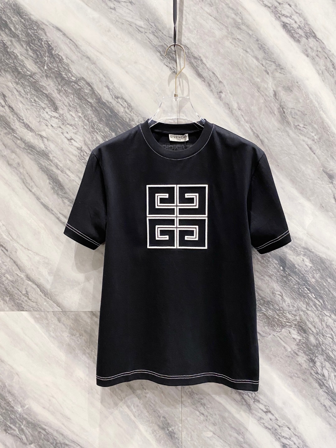 NO:458920,Givenchy 2025 early spring new short-sleeved T-shirt for men and women,!  Customized exclusive pure cotton fabric, customized original craft threads, and chest heavy-work letter logo craft design!  Simple and generous, calm and versatile, extremely high-end, perfectly integrated with fashion and style, a top fashionable style that perfectly suits the outside wear!  The overall feeling is natural!  The ultimate classic versatile short-sleeved T-shirt is designed with the latest three-dimensional letter logo pattern elements!  The ultimate perfection of heavy industry!  Fans who pursue high quality are please buy them by themselves, and all fans who know the goods are invited to appreciate this model together!  !  Size S-2XL S S S Shoulder Width 46 Bust 102 Clothes 66 Sleeve length 22 M Sleeve width 47 Bust 106 Clothes 67 Sleeve length 23 L Sleeve width 48 Bust 110 Clothes 68 Sleeve length 24 XL Sleeve width 49 Bust 114 Clothes 69 Sleeve length 25 2XL Sleeve width 50 Bust 116 Clothes 70 Sleeve length 26, given, T-shirt,tees,t-shirt,alexander wang19860909纪梵希 2025早春新款男女同款短袖T恤,！定制专属纯棉面料,定制原版工艺螺纹,胸前重工字母logo工艺设计！简约大方,从容百搭,档次极高,完美融入时尚还有风情感一款完美符合外穿的顶尖时髦气质款！整体给人浑然天成的感觉！极致经典的百搭型短袖T恤,采用最新的立体字母logo图案元素设计！极致的重工极致的完美！追求高品质的粉丝们请自行抢购,诚邀所有识货的粉丝一同鉴赏此款！！ 尺码S-2XL S码肩宽46 胸围102 衣长66 袖长22 M码肩宽47 胸围106 衣长67 袖长23 L码肩宽48 胸围110 衣长68 袖长24 XL码肩宽49 胸围114 衣长69 袖长25 2XL码肩宽50 胸围116 衣长70 袖长26,,givenchy,T-shirt,tees，t-shirt,alexander wang,Men's clothing