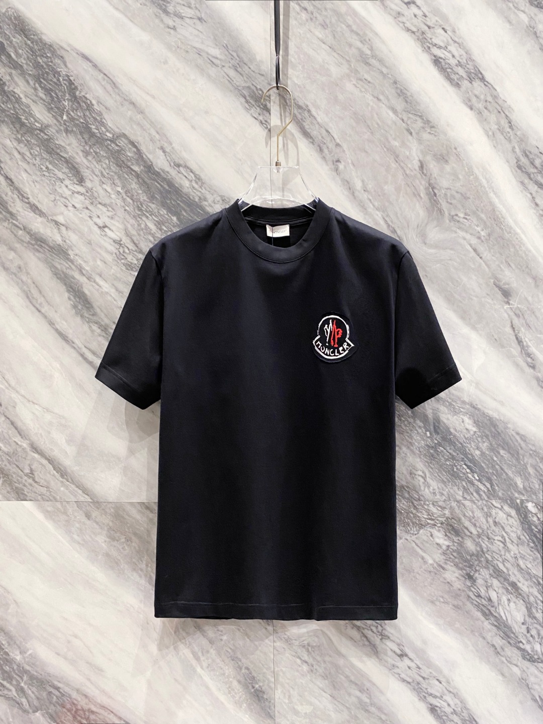 NO:458922,The 2025 early spring new short-sleeved T-shirt for men and women,!  Customized exclusive pure cotton fabric, customized original craft threads, and chest heavy-work letter logo craft design!  Simple and generous, calm and versatile, extremely high-end, perfectly integrated with fashion and style, a top fashionable style that perfectly suits the outside wear!  The overall feeling is natural!  The ultimate classic versatile short-sleeved T-shirt is designed with the latest three-dimensional letter logo pattern elements!  The ultimate perfection of heavy industry!  Fans who pursue high quality are please buy them by themselves, and all fans who know the goods are invited to appreciate this model together!  !  Size S-2XL S S S Shoulder Width 46 Bust 102 Clothes 66 Sleeve length 22 M Sleeve width 47 Bust 106 Clothes 67 Sleeve length 23 L Sleeve width 48 Bust 110 Clothes 68 Sleeve length 24 XL Sleeve width 49 Bust 114 Clothes 69 Sleeve length 25 2XL Sleeve width 50 Bust 116 Clothes 70 Sleeve length 26, Moncler, T-shirt,tees, t-shirt,alexander wang19860909蒙口 2025早春新款男女同款短袖T恤,！定制专属纯棉面料,定制原版工艺螺纹,胸前重工字母logo工艺设计！简约大方,从容百搭,档次极高,完美融入时尚还有风情感一款完美符合外穿的顶尖时髦气质款！整体给人浑然天成的感觉！极致经典的百搭型短袖T恤,采用最新的立体字母logo图案元素设计！极致的重工极致的完美！追求高品质的粉丝们请自行抢购,诚邀所有识货的粉丝一同鉴赏此款！！ 尺码S-2XL S码肩宽46 胸围102 衣长66 袖长22 M码肩宽47 胸围106 衣长67 袖长23 L码肩宽48 胸围110 衣长68 袖长24 XL码肩宽49 胸围114 衣长69 袖长25 2XL码肩宽50 胸围116 衣长70 袖长26,,Moncler,T-shirt,tees，t-shirt,alexander wang,Men's clothing