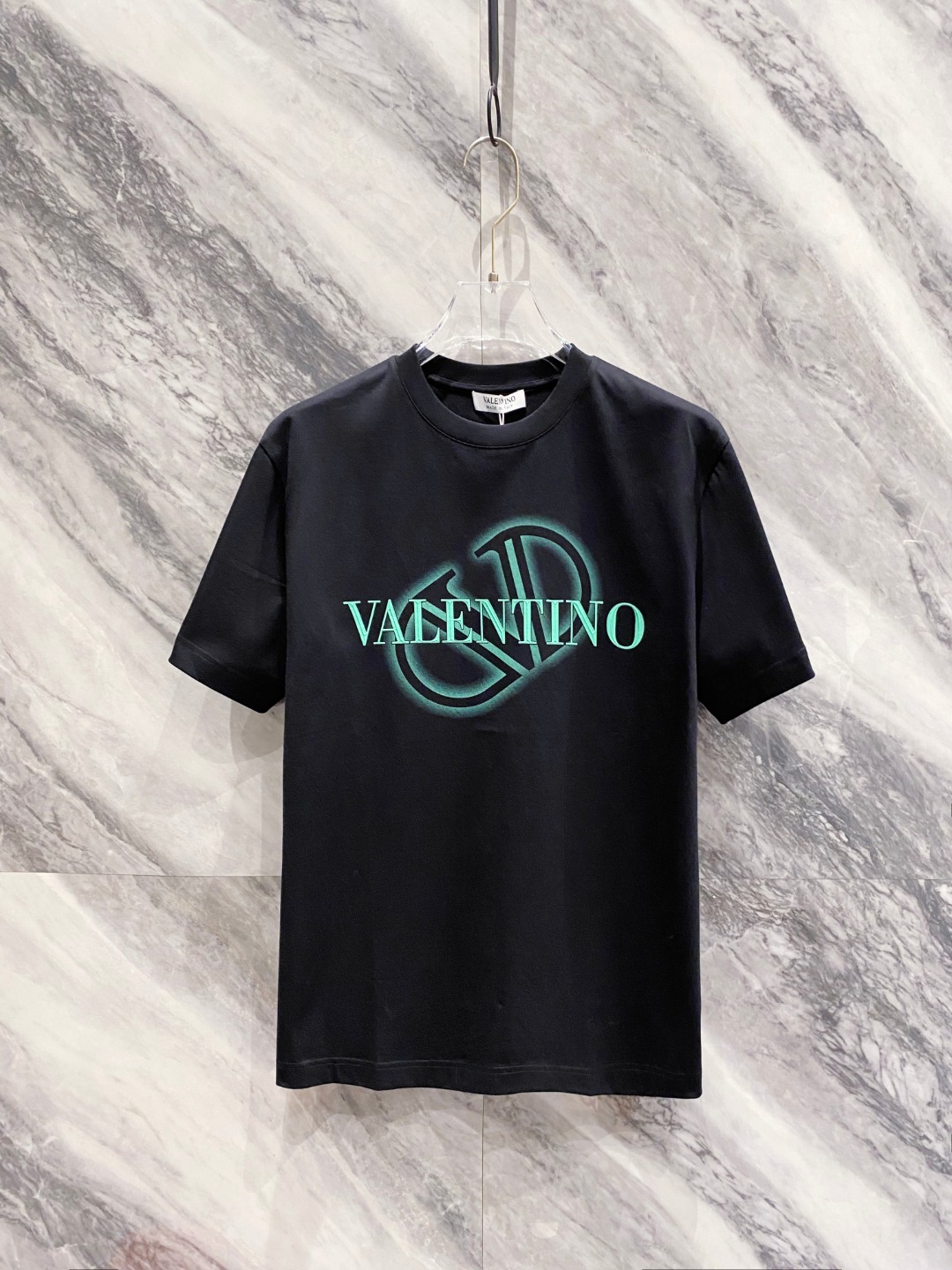 NO:458924,Valentino 2025 early spring new short-sleeved T-shirt for men and women,!  Customized exclusive pure cotton fabric, customized original craft threads, and chest heavy-work letter logo craft design!  Simple and generous, calm and versatile, extremely high-end, perfectly integrated with fashion and style, a top fashionable style that perfectly suits the outside wear!  The overall feeling is natural!  The ultimate classic versatile short-sleeved T-shirt is designed with the latest three-dimensional letter logo pattern elements!  The ultimate perfection of heavy industry!  Fans who pursue high quality are please buy them by themselves, and all fans who know the goods are invited to appreciate this model together!  !  Size S-2XL S S S Shoulder Width 46 Bust 102 Clothes 66 Sleeve length 22 M Sleeve width 47 Bust 106 Clothes 67 Sleeve length 23 L Sleeve width 48 Bust 110 Clothes 68 Sleeve length 24 XL Sleeve width 49 Bust 114 Clothes 69 Sleeve length 25 2XL Sleeve width 50 Bust 116 Clothes 70 Sleeve length 26, valentino, T-shirt,tees, t-shirt,alexander wang19860909华伦天奴 2025早春新款男女同款短袖T恤,！定制专属纯棉面料,定制原版工艺螺纹,胸前重工字母logo工艺设计！简约大方,从容百搭,档次极高,完美融入时尚还有风情感一款完美符合外穿的顶尖时髦气质款！整体给人浑然天成的感觉！极致经典的百搭型短袖T恤,采用最新的立体字母logo图案元素设计！极致的重工极致的完美！追求高品质的粉丝们请自行抢购,诚邀所有识货的粉丝一同鉴赏此款！！ 尺码S-2XL S码肩宽46 胸围102 衣长66 袖长22 M码肩宽47 胸围106 衣长67 袖长23 L码肩宽48 胸围110 衣长68 袖长24 XL码肩宽49 胸围114 衣长69 袖长25 2XL码肩宽50 胸围116 衣长70 袖长26,,valentino,T-shirt,tees，t-shirt,alexander wang,Men's clothing