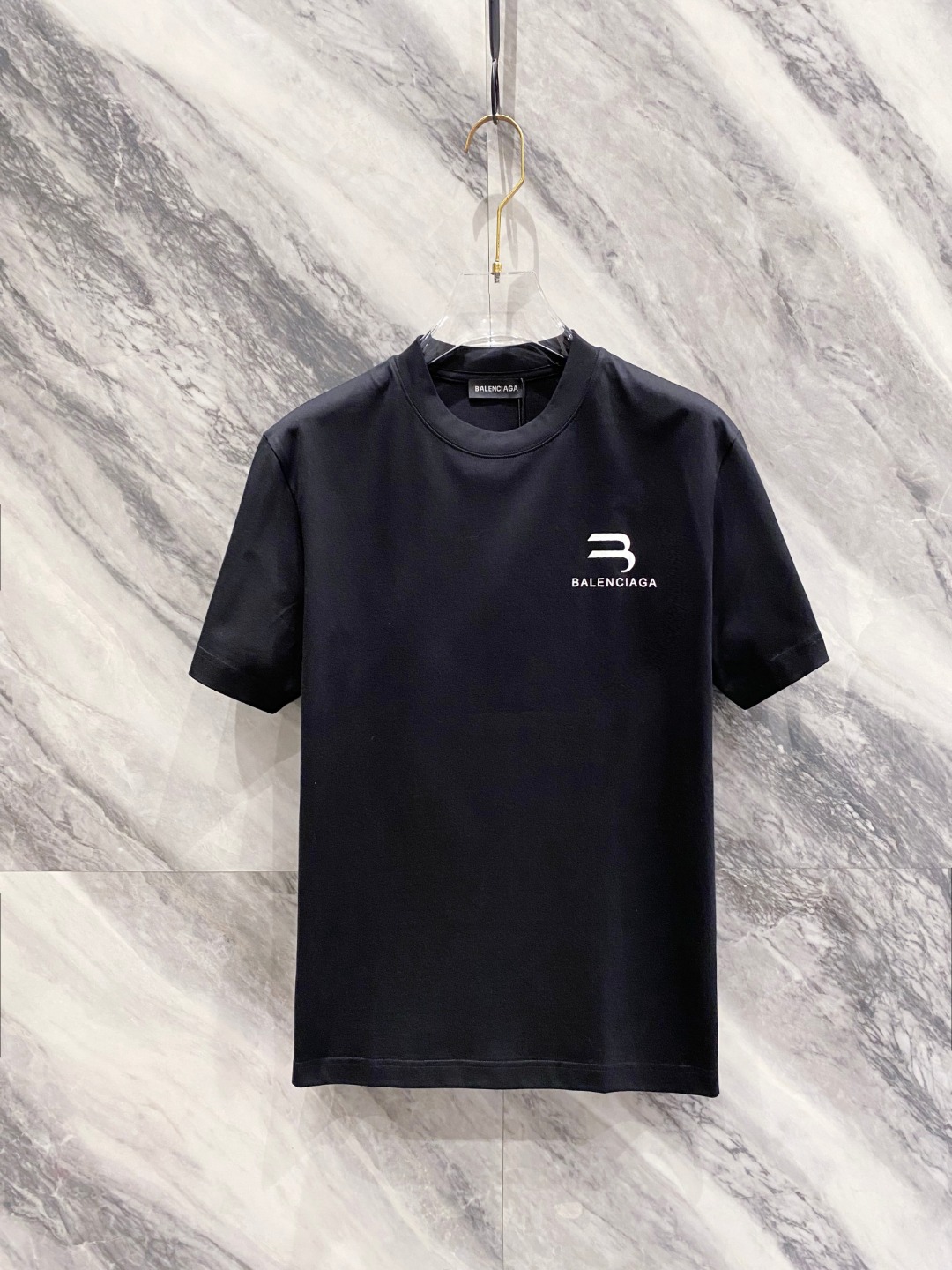 NO:458926,Balenciaga 2025 early spring new short-sleeved T-shirt for men and women,!  Customized exclusive pure cotton fabric, customized original craft threads, and chest heavy-work letter logo craft design!  Simple and generous, calm and versatile, extremely high-end, perfectly integrated with fashion and style, a top fashionable style that perfectly suits the outside wear!  The overall feeling is natural!  The ultimate classic versatile short-sleeved T-shirt is designed with the latest three-dimensional letter logo pattern elements!  The ultimate perfection of heavy industry!  Fans who pursue high quality are please buy them by themselves, and all fans who know the goods are invited to appreciate this model together!  !  Size S-2XL S S S Shoulder Width 46 Bust 102 Clothes 66 Sleeve length 22 M Sleeve width 47 Bust 106 Clothes 67 Sleeve length 23 L Sleeve width 48 Bust 110 Clothes 68 Sleeve length 24 XL Sleeve width 49 Bust 114 Clothes 69 Sleeve length 25 2XL Sleeve width 50 Bust 116 Clothes 70 Sleeve length 26,,balenciaga,T-shirt,tees,t-shirt,alexander wang19860909巴黎世家 2025早春新款男女同款短袖T恤,！定制专属纯棉面料,定制原版工艺螺纹,胸前重工字母logo工艺设计！简约大方,从容百搭,档次极高,完美融入时尚还有风情感一款完美符合外穿的顶尖时髦气质款！整体给人浑然天成的感觉！极致经典的百搭型短袖T恤,采用最新的立体字母logo图案元素设计！极致的重工极致的完美！追求高品质的粉丝们请自行抢购,诚邀所有识货的粉丝一同鉴赏此款！！ 尺码S-2XL S码肩宽46 胸围102 衣长66 袖长22 M码肩宽47 胸围106 衣长67 袖长23 L码肩宽48 胸围110 衣长68 袖长24 XL码肩宽49 胸围114 衣长69 袖长25 2XL码肩宽50 胸围116 衣长70 袖长26,,balenciaga,T-shirt,tees，t-shirt,alexander wang,Men's clothing