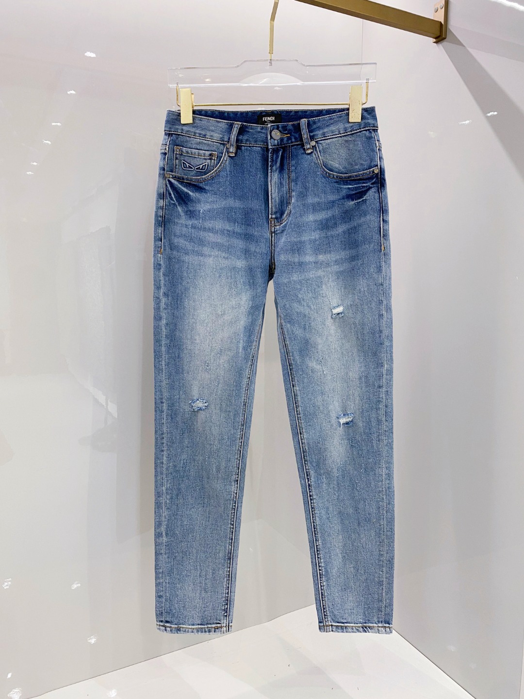 NO:521454,Fendi 2025ss slim-fitting jeans in autumn and winter perfect washing process Customized top hardware logo Exclusive customized micro-elastic fabric Number 29-38 (no 35, 37), Fendi, jeans, alexander wang19860909芬迪 2025ss秋冬新款修身小脚牛仔裤 完美洗水工艺 定制顶级五金logo 独家定制微弹面料 码数29-38（没35、37),,fendi,jeans,alexander wang,Men's clothing