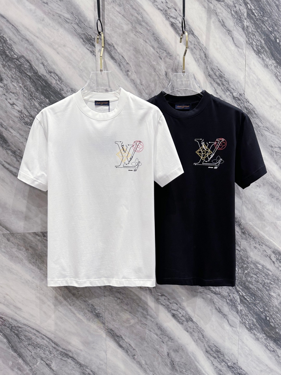  LV 2025春夏新款男女同款👫短袖T恤，！定制专属纯棉面料，定制原版工艺螺纹，胸前重工字母logo工
